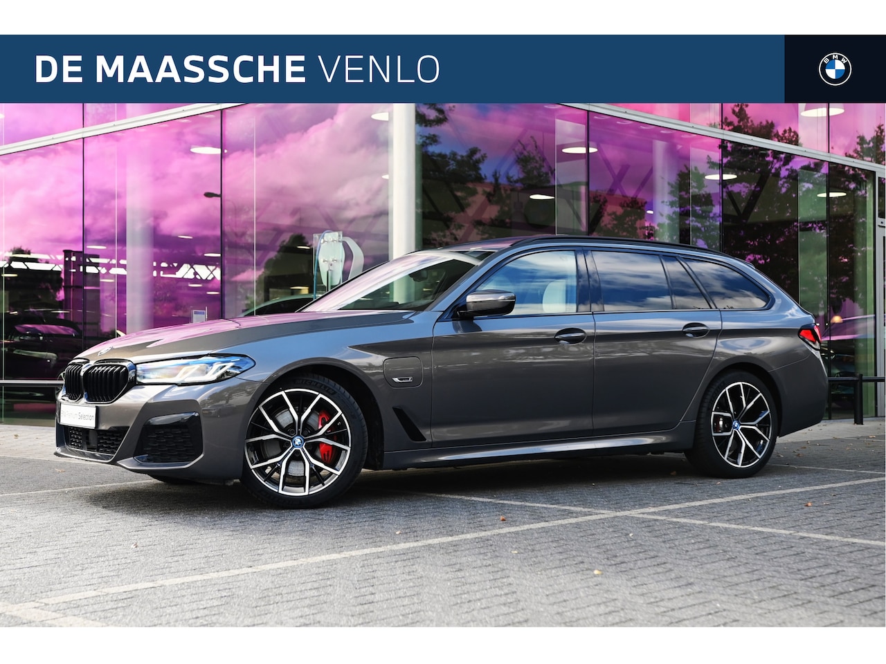 BMW 5-serie Touring - 530e High Executive M Sport Automaat / Panoramadak / Trekhaak / Sportstoelen / Stoelverwar - AutoWereld.nl