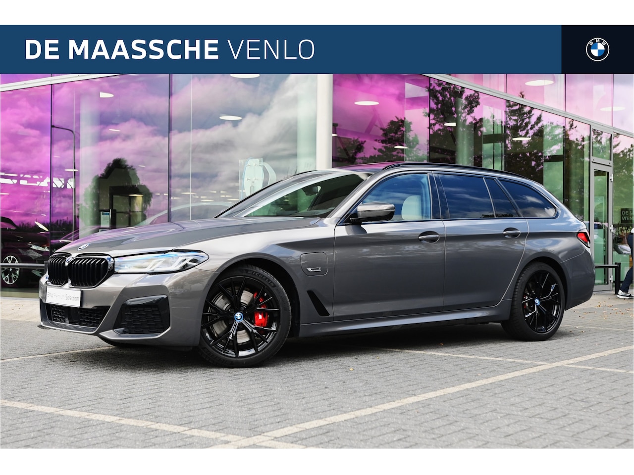 BMW 5-serie Touring - 530e xDrive High Executive M Sport Automaat / Panoramadak / Trekhaak / Sportstoelen / Lase - AutoWereld.nl