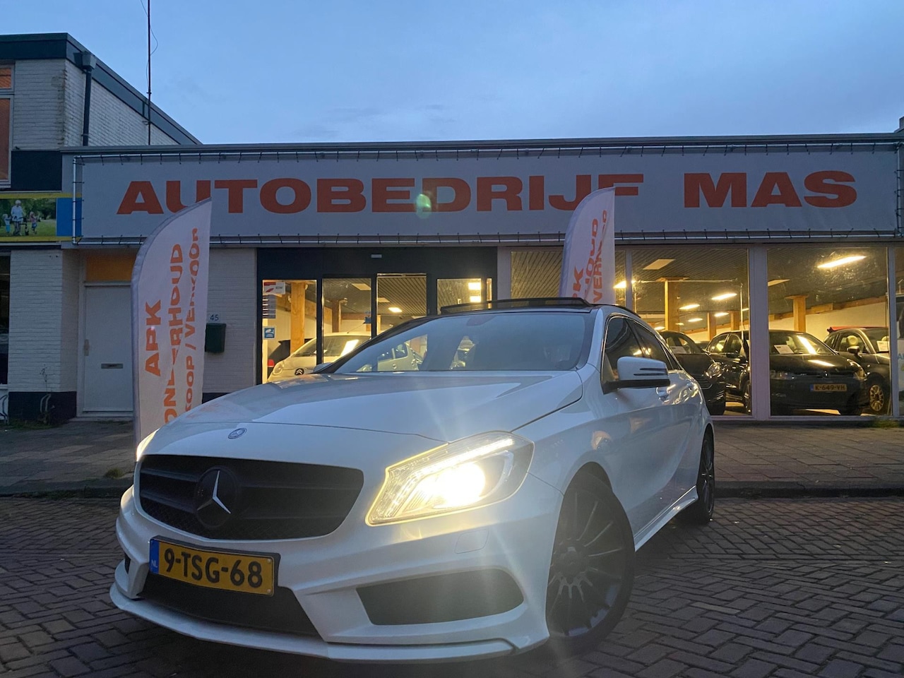 Mercedes-Benz A-klasse - 180 Ambition AMG Pano Nwe Apk Airco Cruise Control - AutoWereld.nl