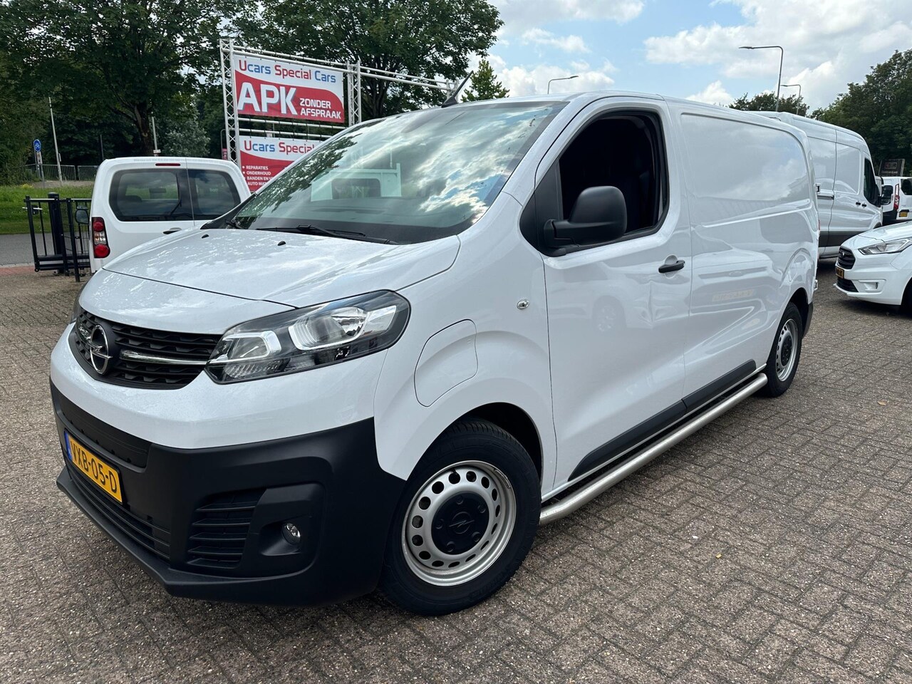 Opel Vivaro-e - L2 75 kWh Airco/ Camera/ Navigatie - AutoWereld.nl