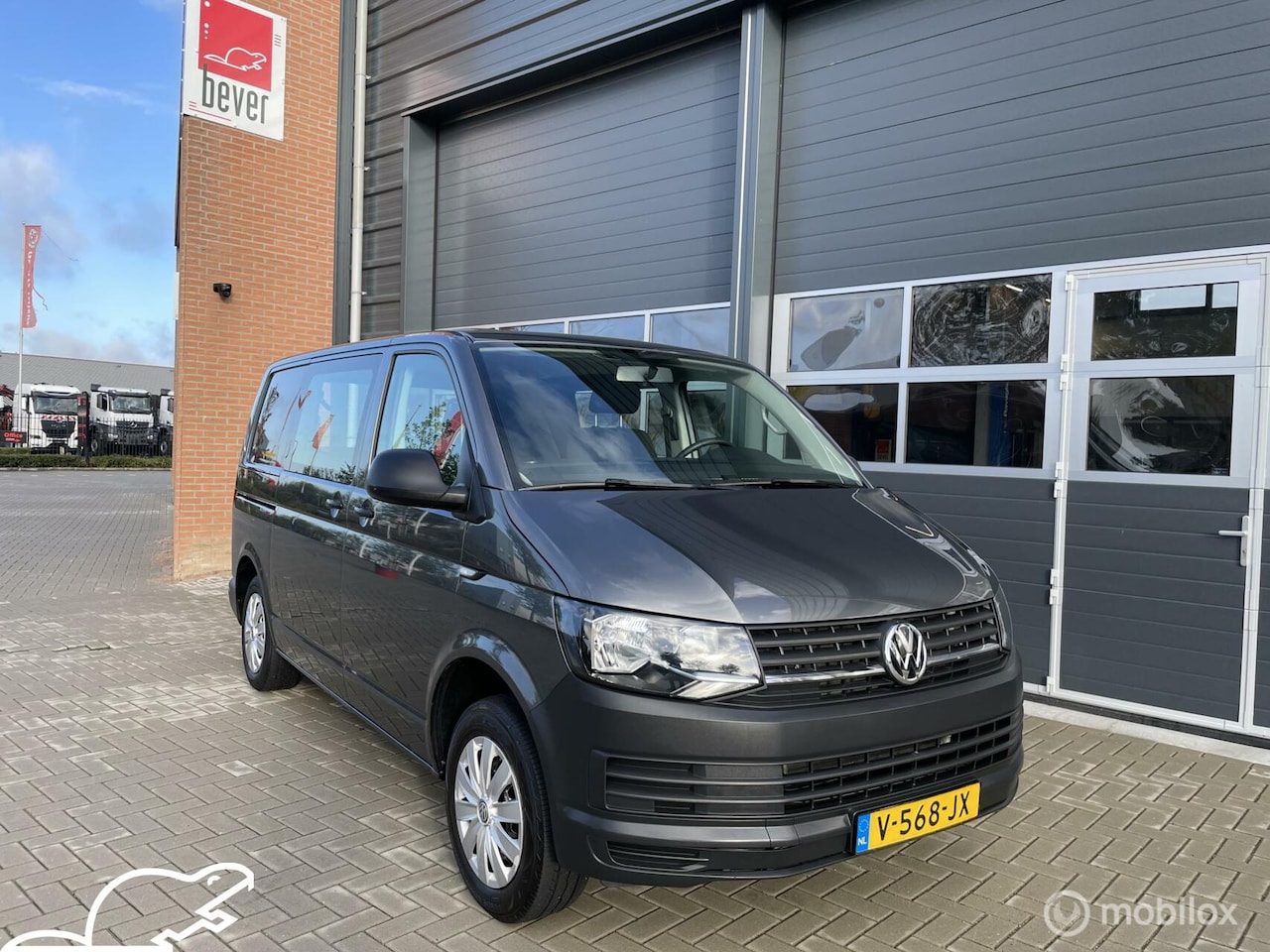 Volkswagen Transporter - 2.0 TDI L1H1 Trendline rolstoelbus rolstoel rechts voorin - AutoWereld.nl