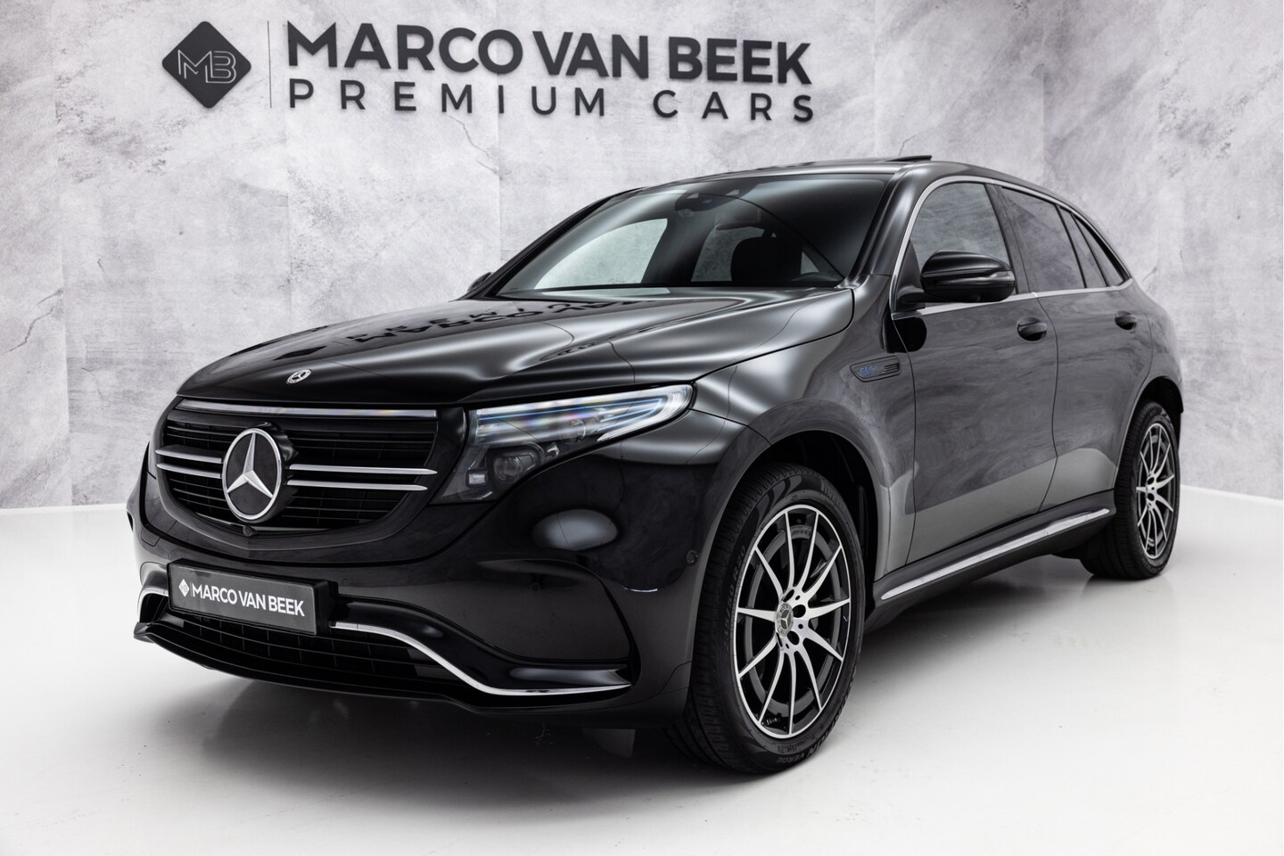 Mercedes-Benz EQC - 400 4MATIC AMG Line 80 kWh | Schuifdak | Trekhaak | 360 Camera - AutoWereld.nl