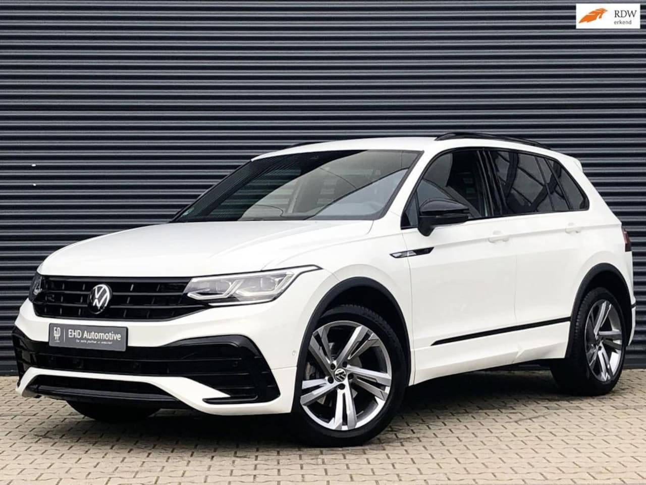 Volkswagen Tiguan - 1.4 TSI eHybrid R-Line | Blackstyle | Trekhaak| Matrix | Navi | ACC - AutoWereld.nl