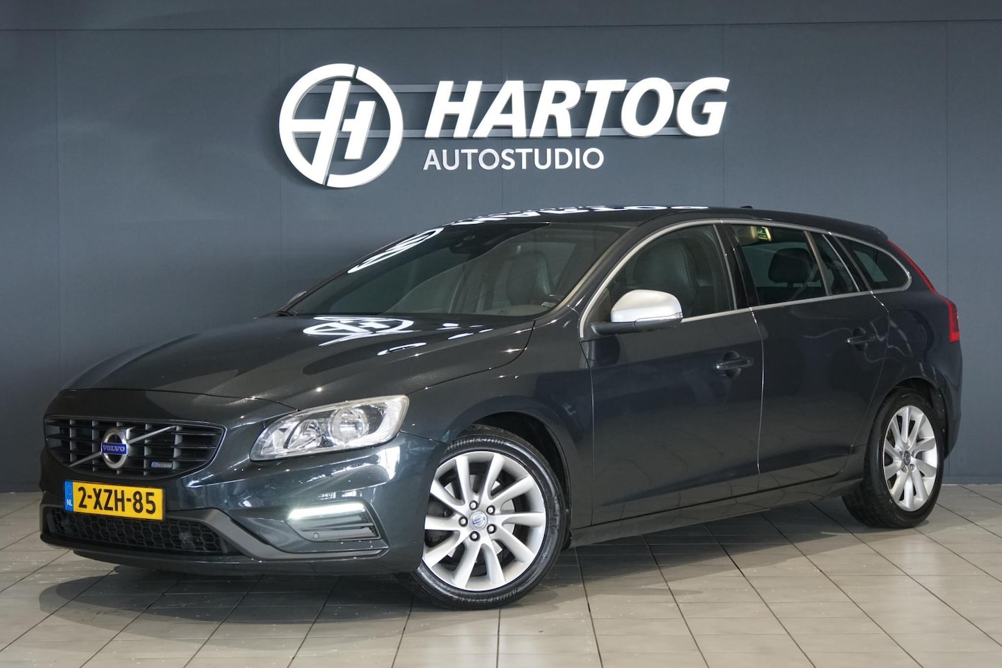 Volvo V60 - 2.0 D4 R-Design + LEDER / STOELVERWARMING / TREKHAAK - AutoWereld.nl