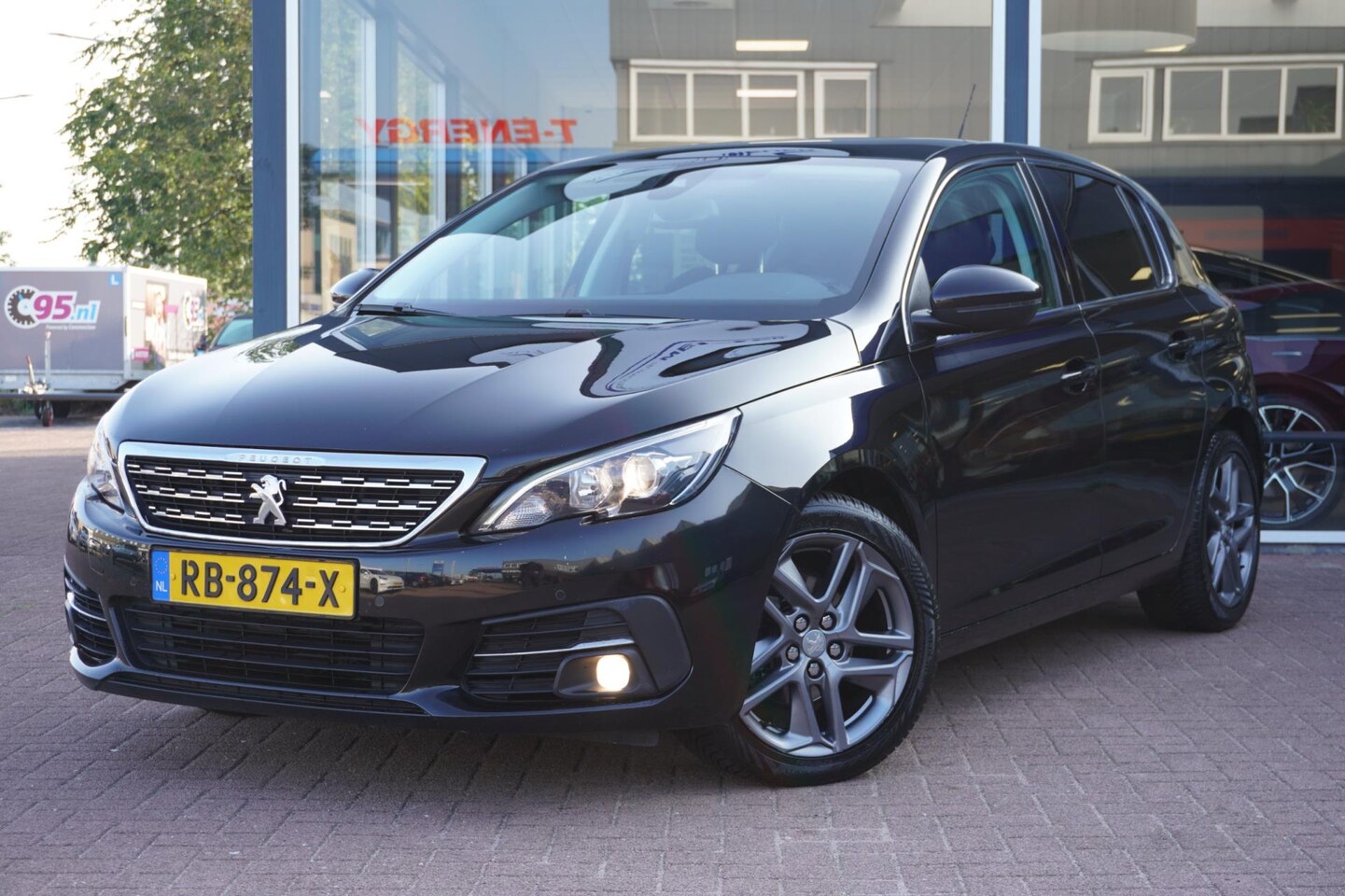 Peugeot 308 - 1.6 BlueHDi Blue Lease Premium | 5deurs | Automaat | Trekhaak | Panoramadak || Inruil moge - AutoWereld.nl