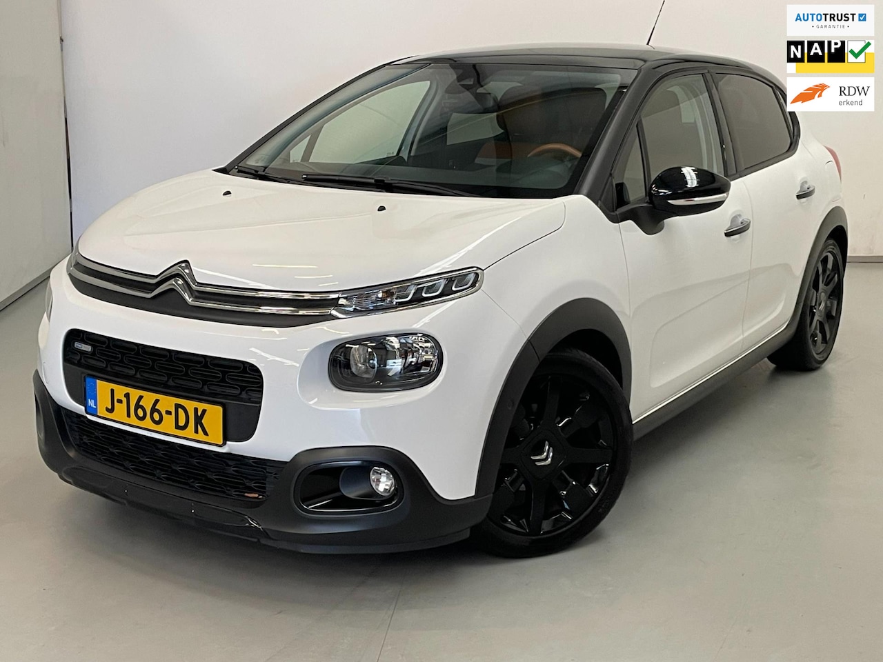 Citroën C3 - 1.2 PureTech Shine / Pano / Navi / CarPlay / Stoelverwarming - AutoWereld.nl