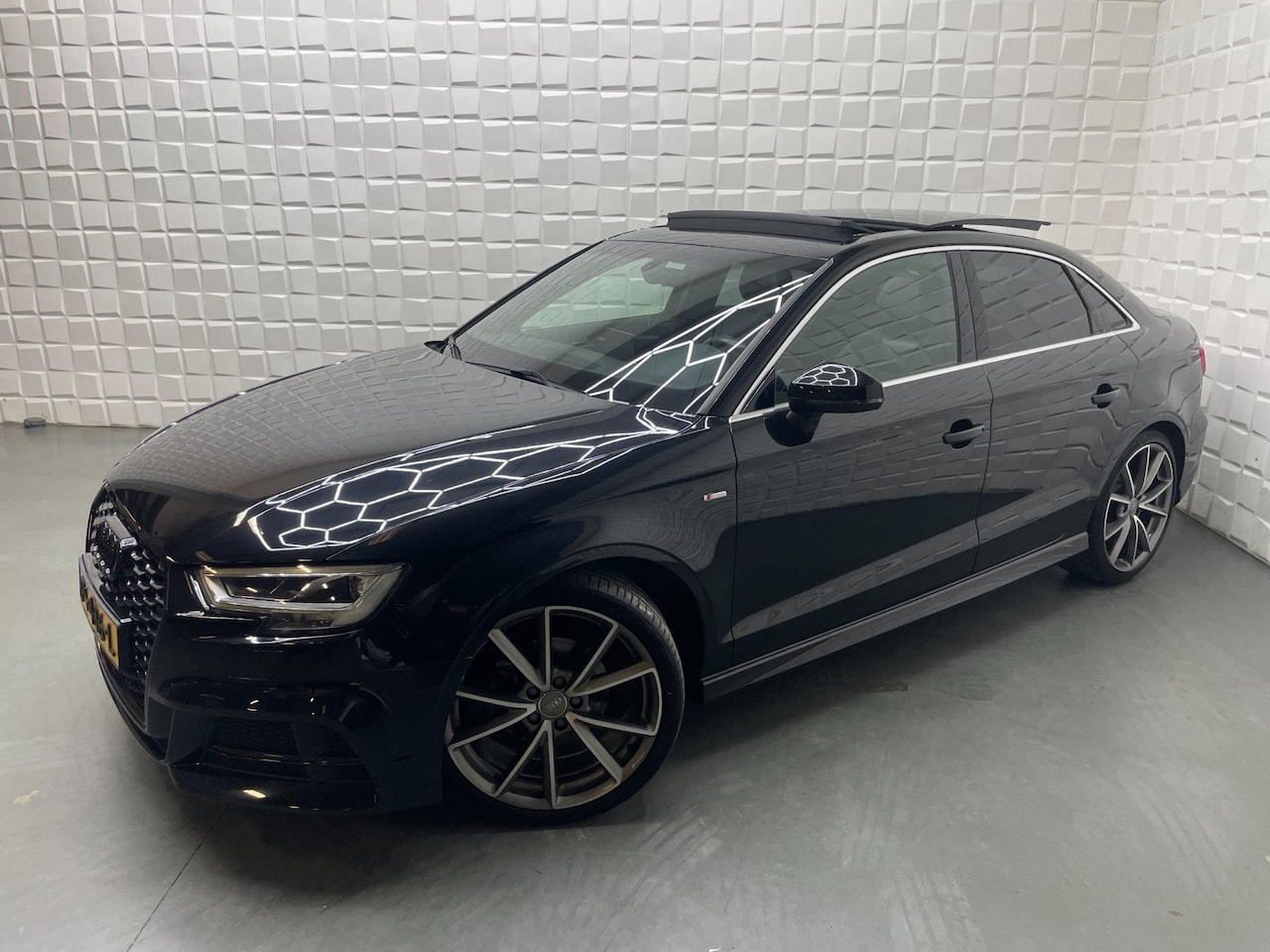 Audi A3 Limousine - 1.5 TFSI CoD Sport 3x S Line PANO VIRTUAL - AutoWereld.nl