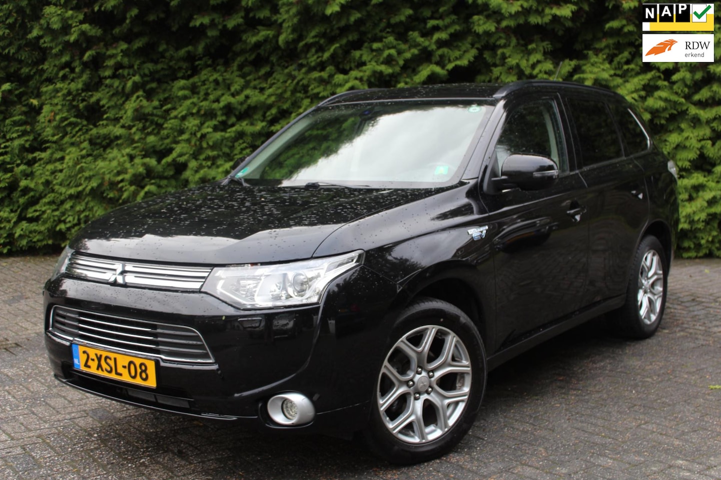 Mitsubishi Outlander - 2.0 PHEV Executive Edition | Climate Control | Half Leder/Stof | LMV | Trekhaak | Navi | D - AutoWereld.nl