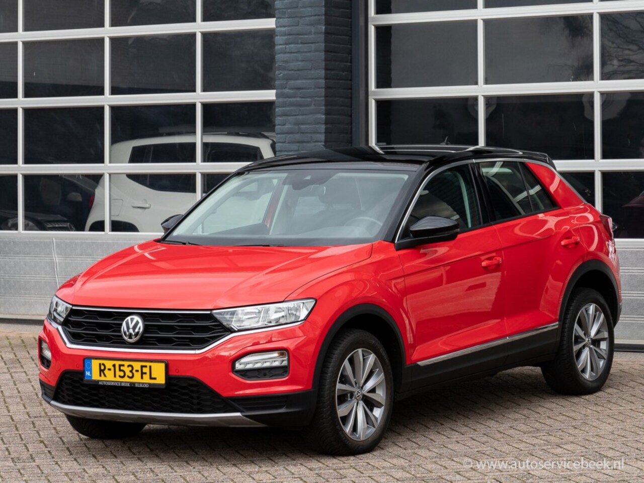 Volkswagen T-Roc - 1.5 TSI Style 1.5 TSI style, navigatie,trekhaak, 2 tone, virtual cockpit - AutoWereld.nl