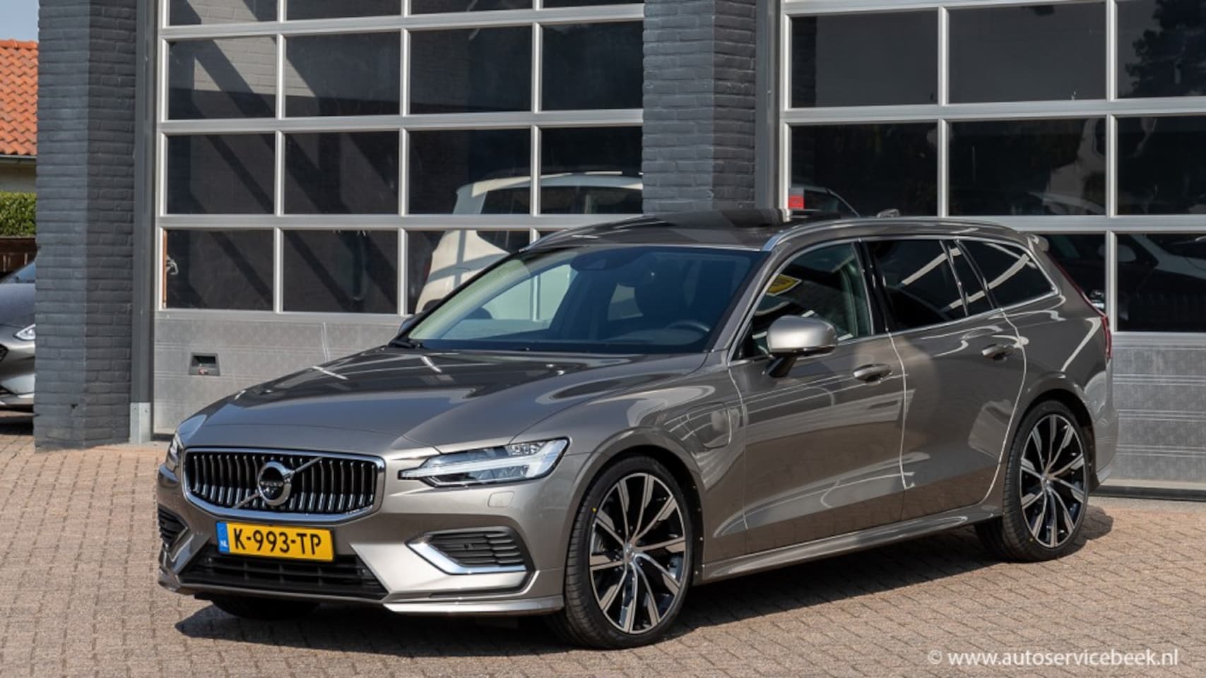 Volvo V60 - T6 INSCRIPTION PLUG-IN HYBRID AWD, navi, pano ,leder, nieuw! - AutoWereld.nl