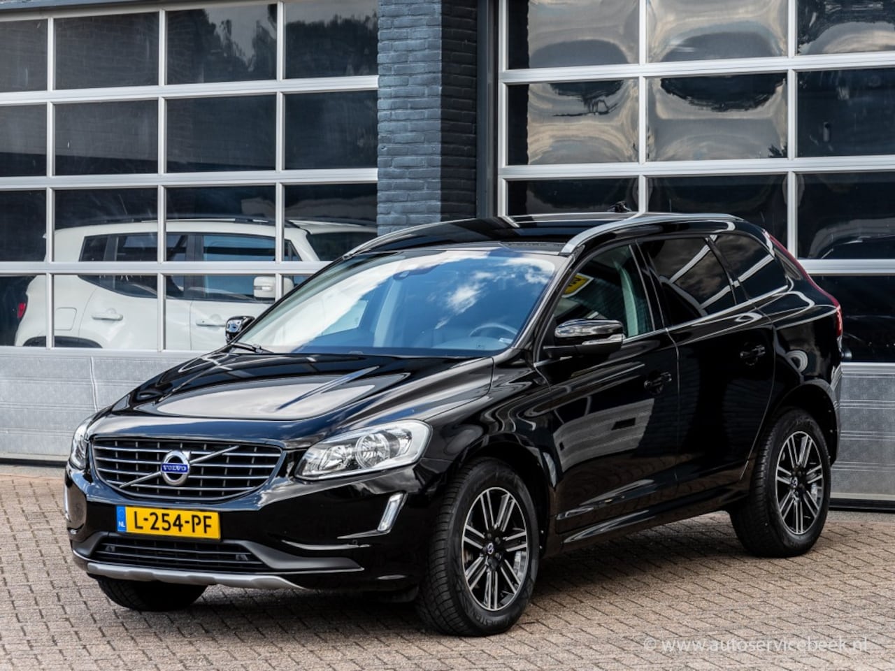 Volvo XC60 - 2.0 D3 FWD Momentum 2.0 D3 FWD MOMENTUM, leder, navigatie - AutoWereld.nl