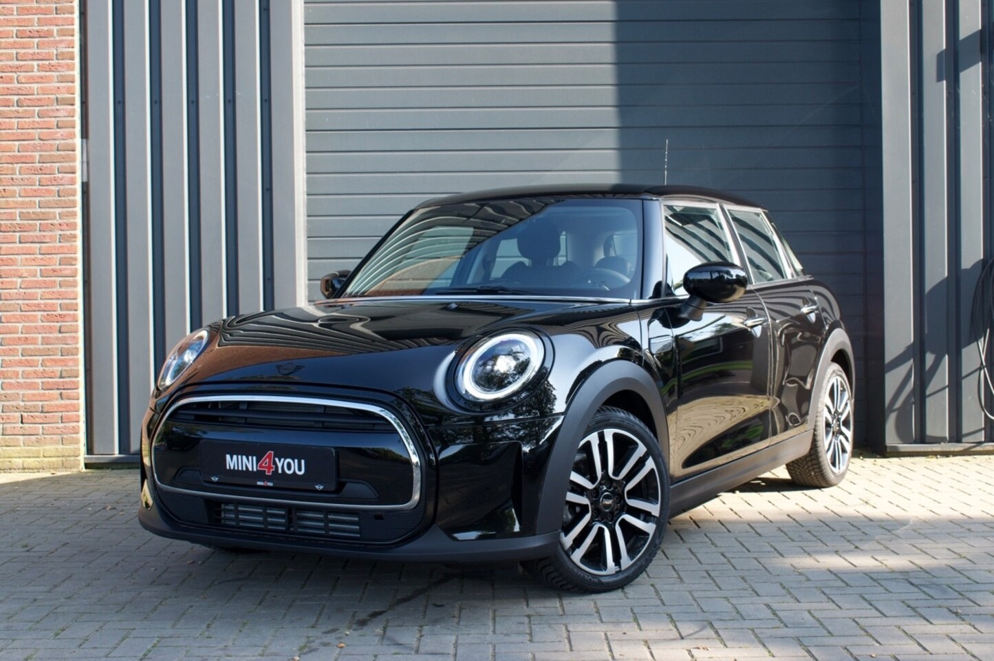 MINI One - 1.5 MINI Yours | Navigatie | Stoelverwarming | Lage Kilometerstand! Full Black - AutoWereld.nl