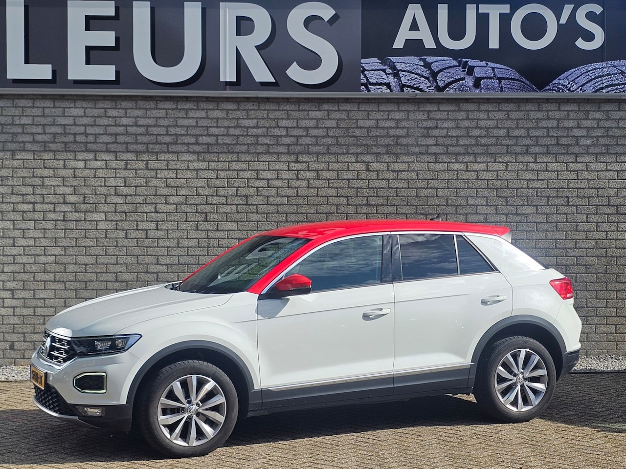 Volkswagen T-Roc - 1.5 TSI Sport Business R Automaat/Navi/Pdc - AutoWereld.nl