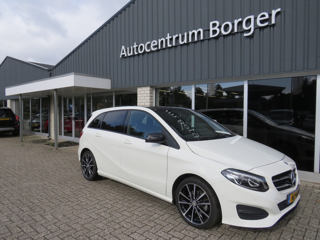 Mercedes-Benz B-klasse - 180 Automaat Ambition navi/18"LM /panoramadak/cruise control - AutoWereld.nl