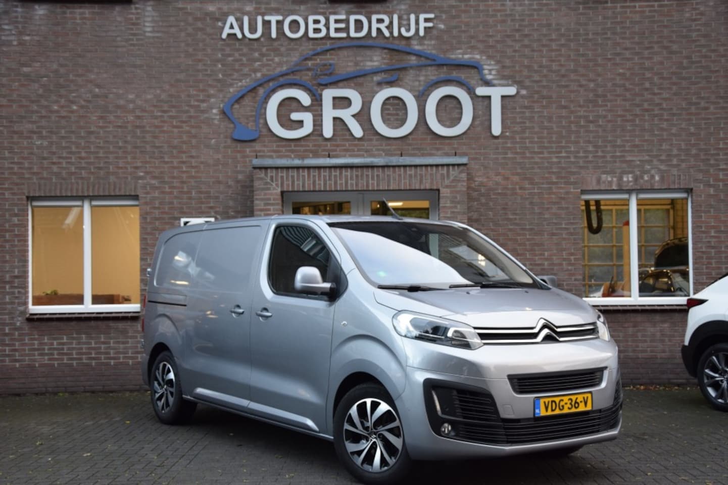 Citroën Jumpy - 2.0 BlueHDI 177PK! ZEER NETJES! AUTOMAAT/TREKHAAK/CAMERA/CARPLAY - AutoWereld.nl