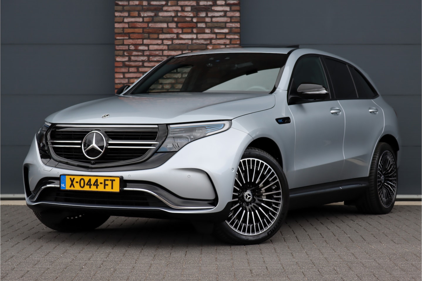 Mercedes-Benz EQC - 400 4-MATIC AMG Line 80 kWh | ex BTW €47.500,- | Schuifdak | Distronic+ | Keyless Go | Sur - AutoWereld.nl