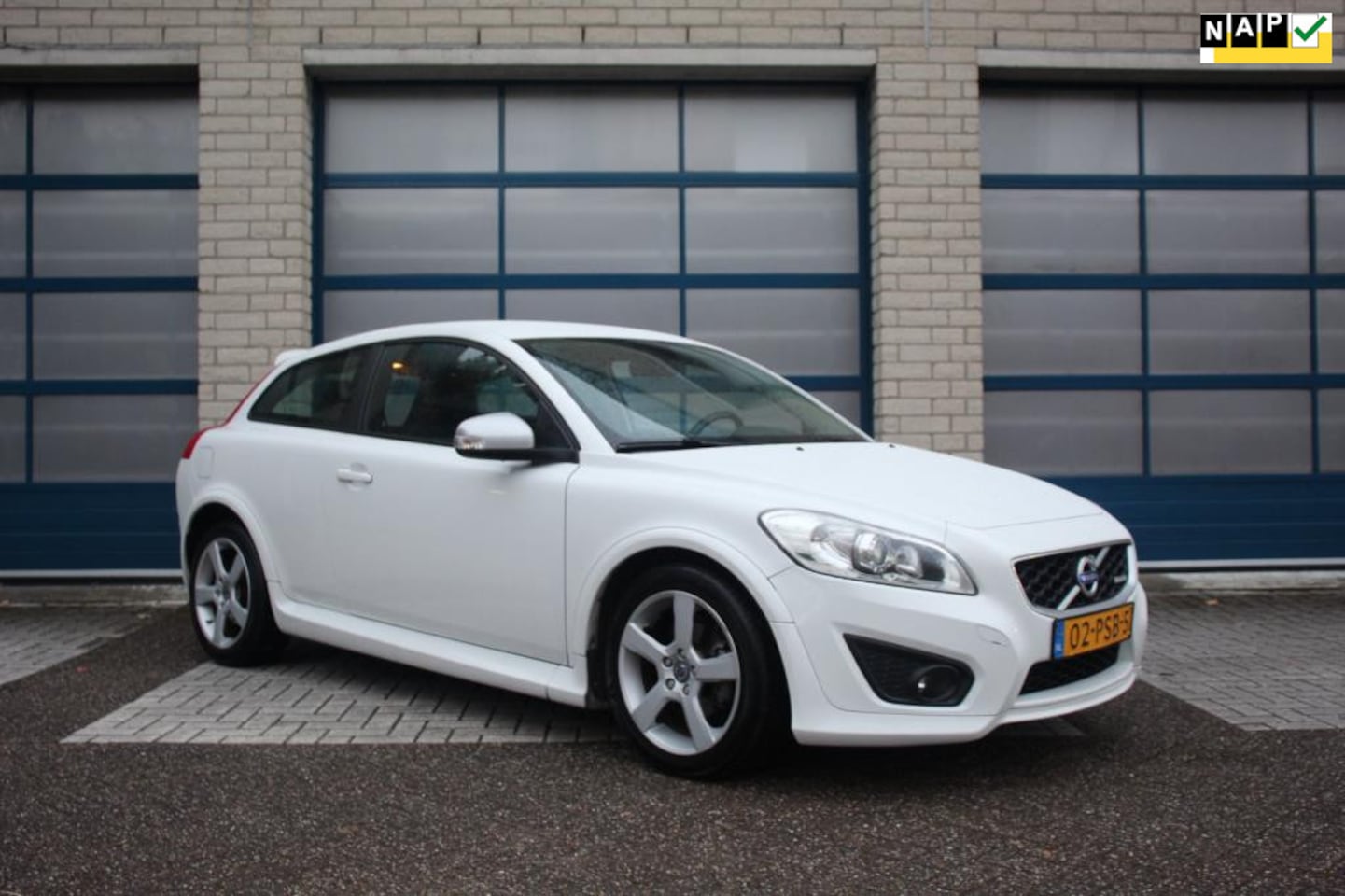 Volvo C30 - 1.6 R-Edition - Clima - 17' Lm velgen - R-Design body - Half leder - Cruise - NAP - AutoWereld.nl