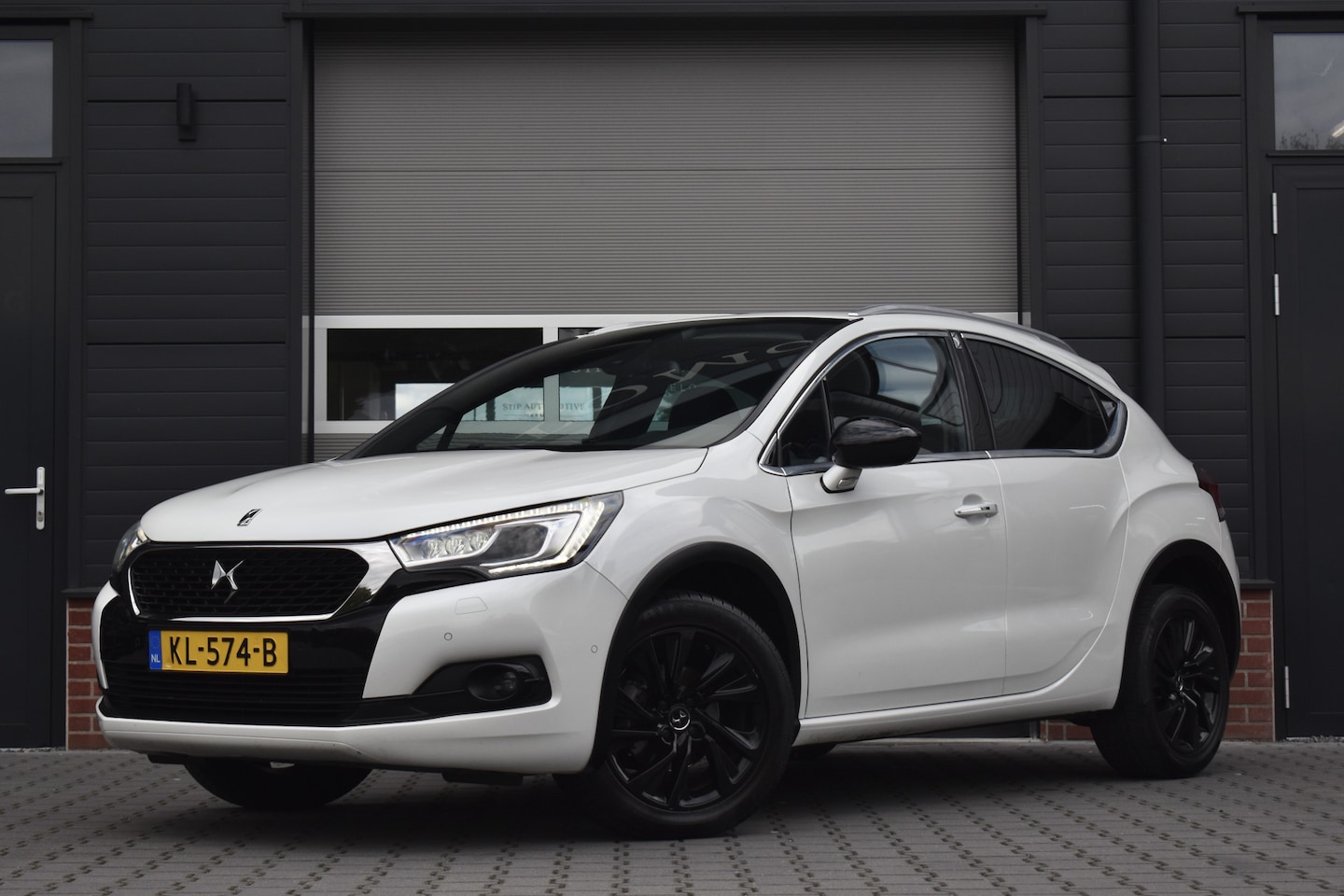 DS 4 Crossback - 1.2 PureTech 130pk Chic | Trekhaak | Camera | Navigatie | Stoelverwarming | All Season Ban - AutoWereld.nl