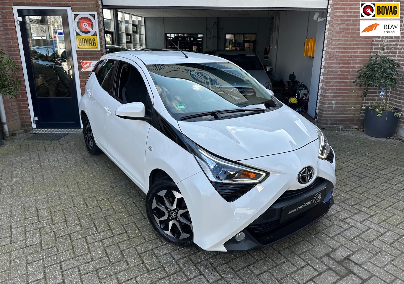 Toyota Aygo - 1.0 VVT-i X-PLAY AUTOMAAT|CARPLAY/CAMERA | TEAM/KM 62500 - AutoWereld.nl