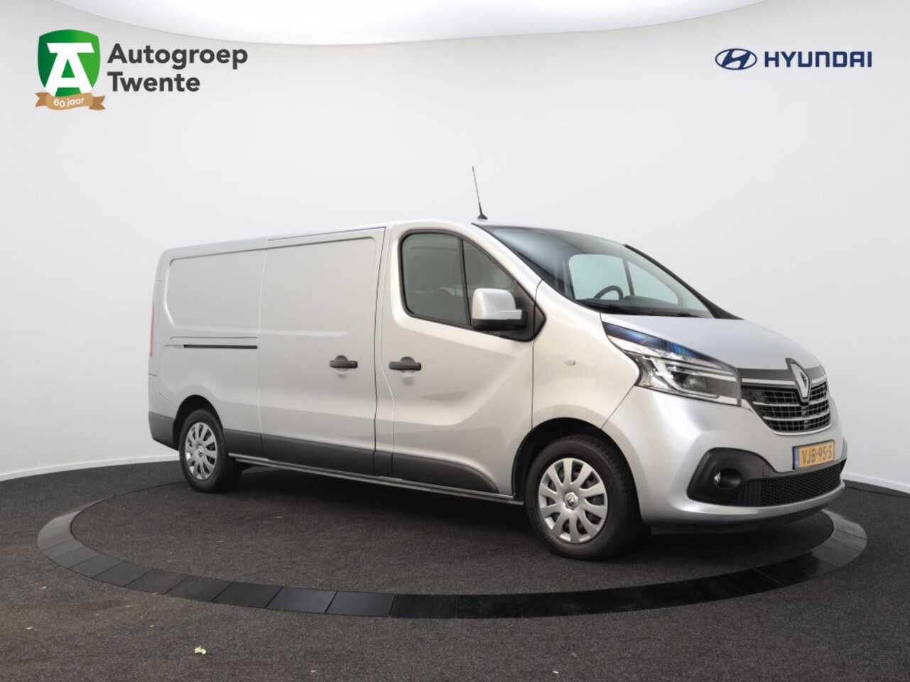 Renault Trafic - 2.0 dCi T29 L2H1Work | Trekhaak | Navi - AutoWereld.nl