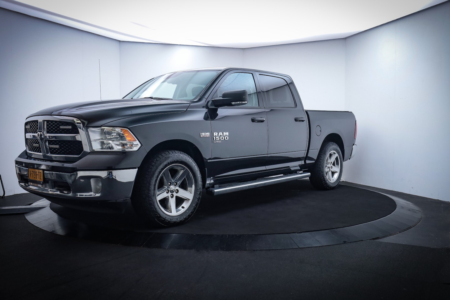 Dodge Ram 1500 - 5.6L 402Pk G3 NAVI/STUUR+STOELVERW./TREKH./CAM./SCHUIFDAK/ALPINE - AutoWereld.nl