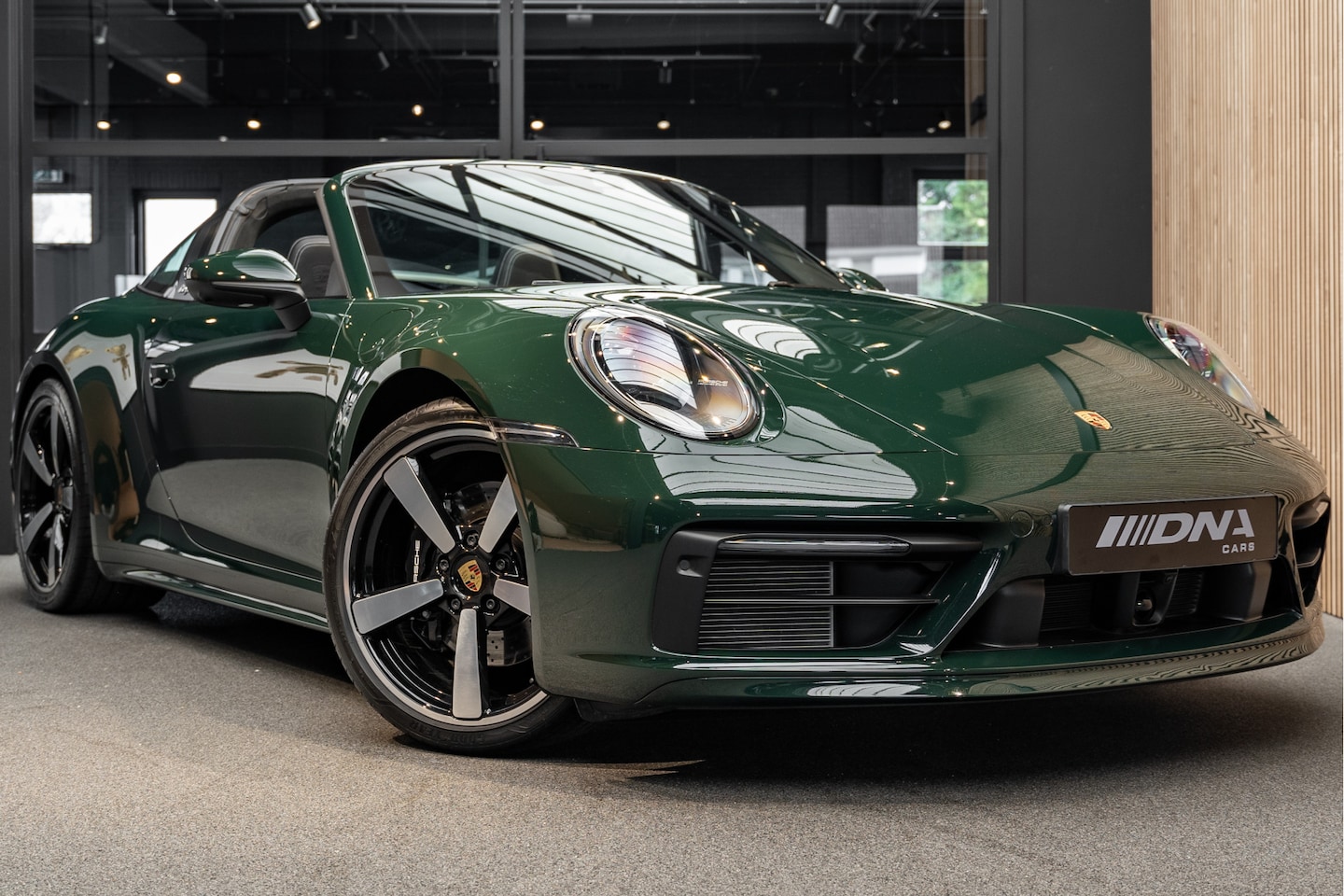 Porsche 911 Targa - 992 4S Brewster Green PTS Exclusive 911 Targa 4S Sport Design Pakket Uniek 3.0 - AutoWereld.nl