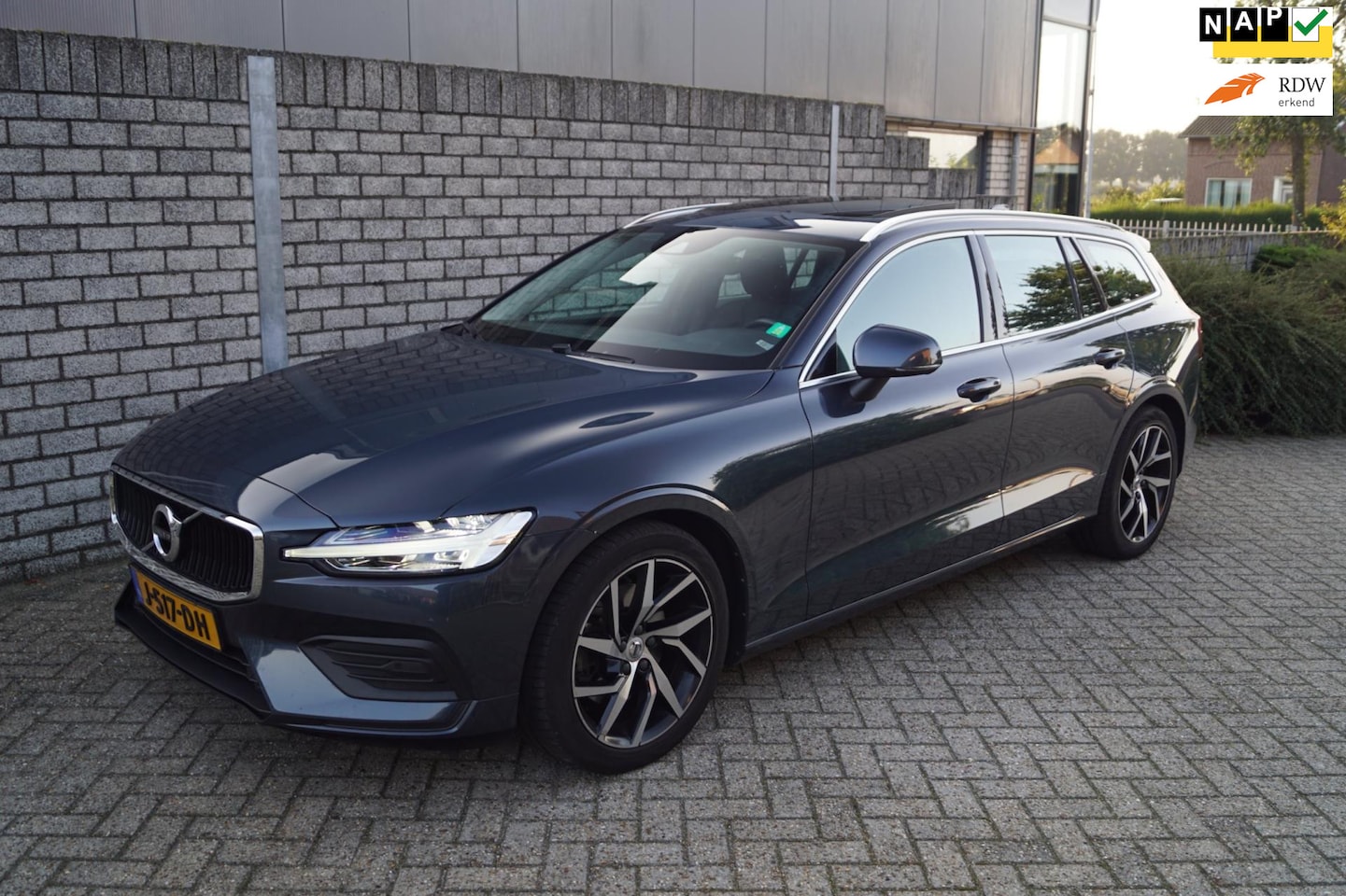 Volvo V60 - 2.0 T4 Momentum Pro Autom Panodak Leder Navi Camera Clima Cruise 2x PDC LMV Apple Carplay - AutoWereld.nl