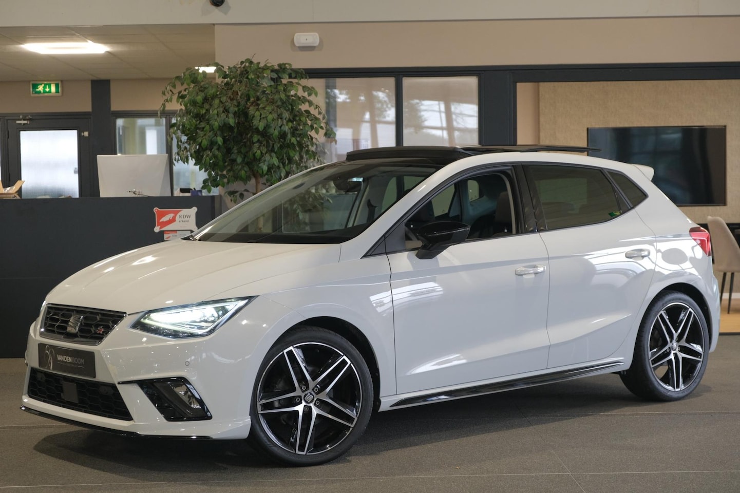 Seat Ibiza - 1.0 TSI FR Business Intense Pano Virtual Led Navi Cam - AutoWereld.nl