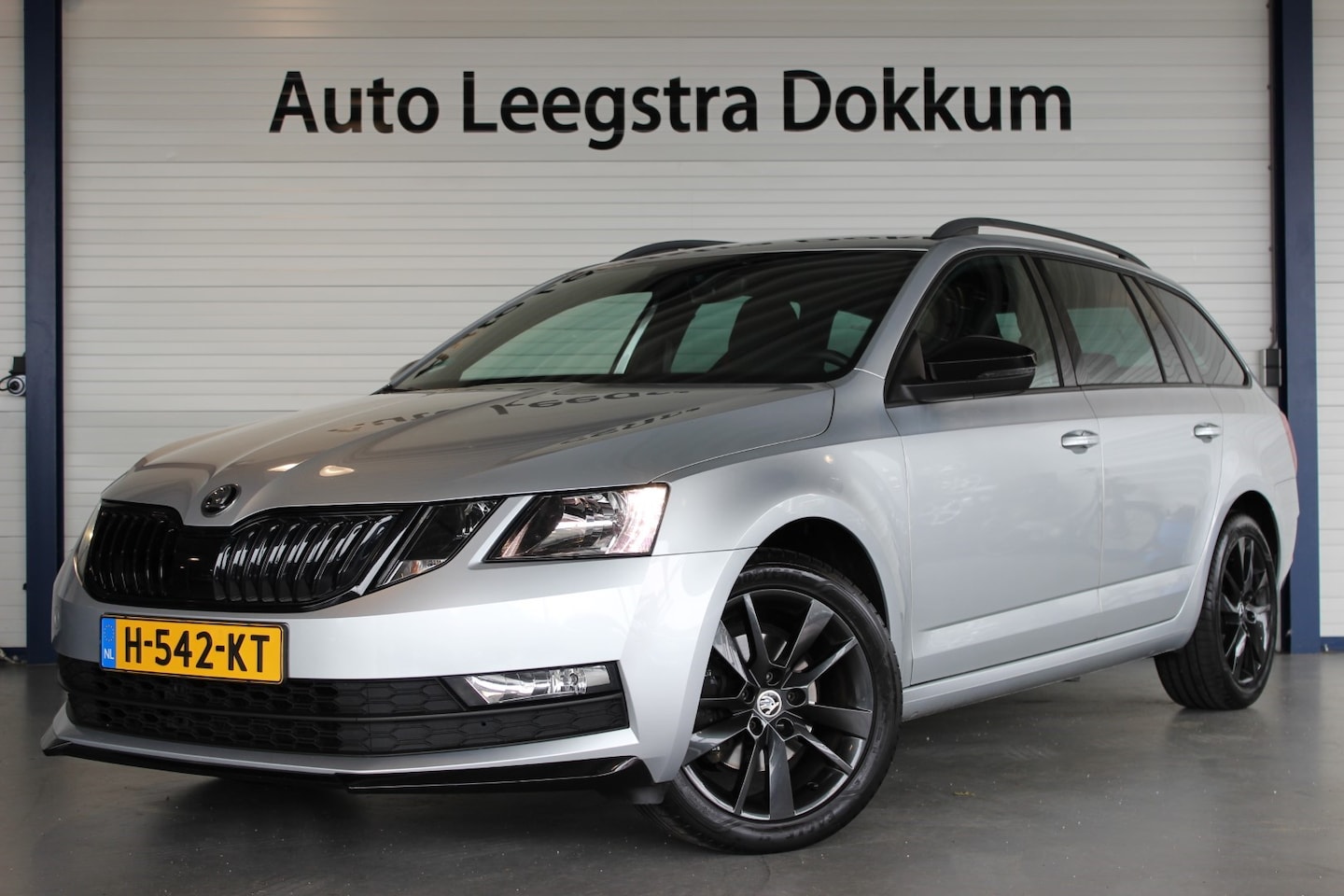 Skoda Octavia Combi - 1.5 TSI Sport Business Trekhaak | Carplay | Cruise | Navi | Privacy glass | Sportstoelen | - AutoWereld.nl