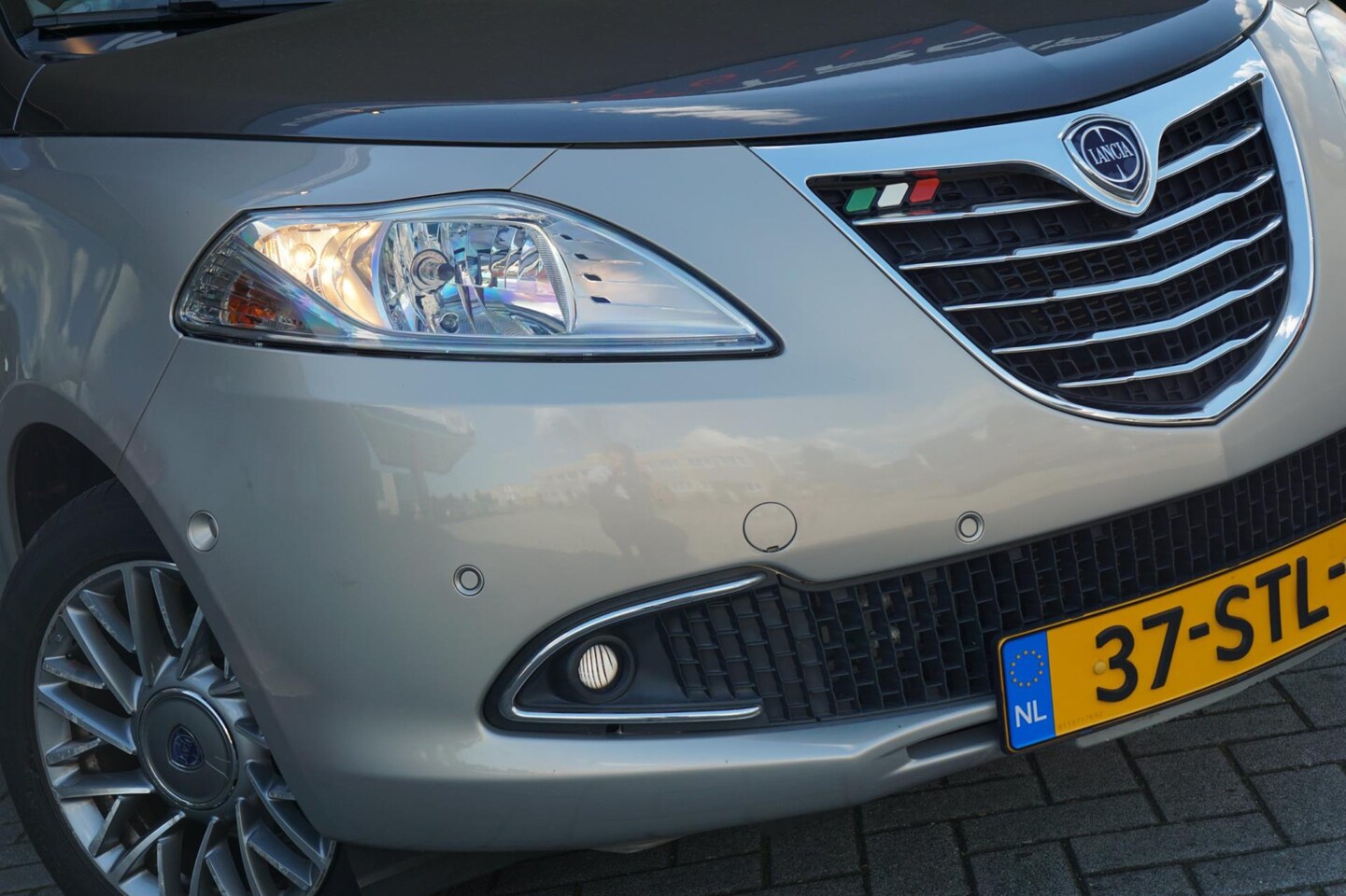 Lancia Y(psilon) - Ypsilon 0.9 TwinAir Platinum Gold | Sand Beige | Automaat | Chique! - AutoWereld.nl