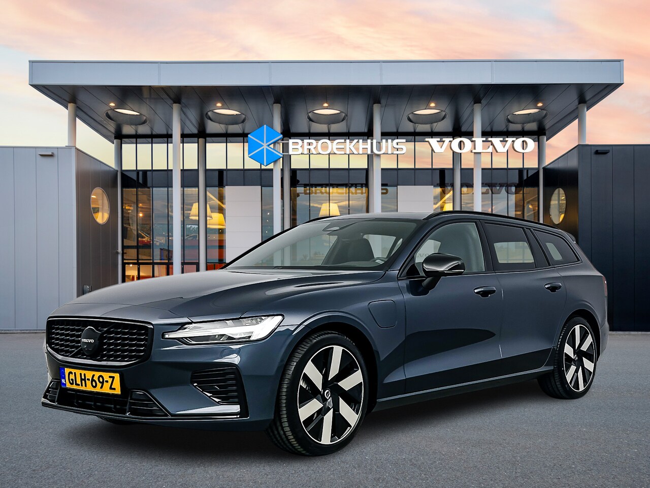 Volvo V60 - T6 Recharge Ultra Dark | Sportstoelen | 360 Camera | Trekhaak | Head-up | Harman Kardon | - AutoWereld.nl