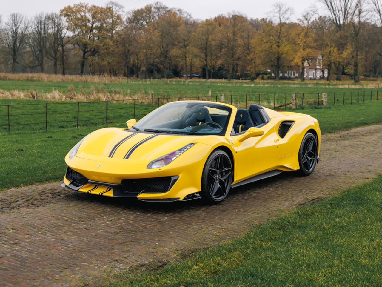 Ferrari 488 - Pista Spider, Atelier, Full Carbon, Lift, Stripe Nart - AutoWereld.nl