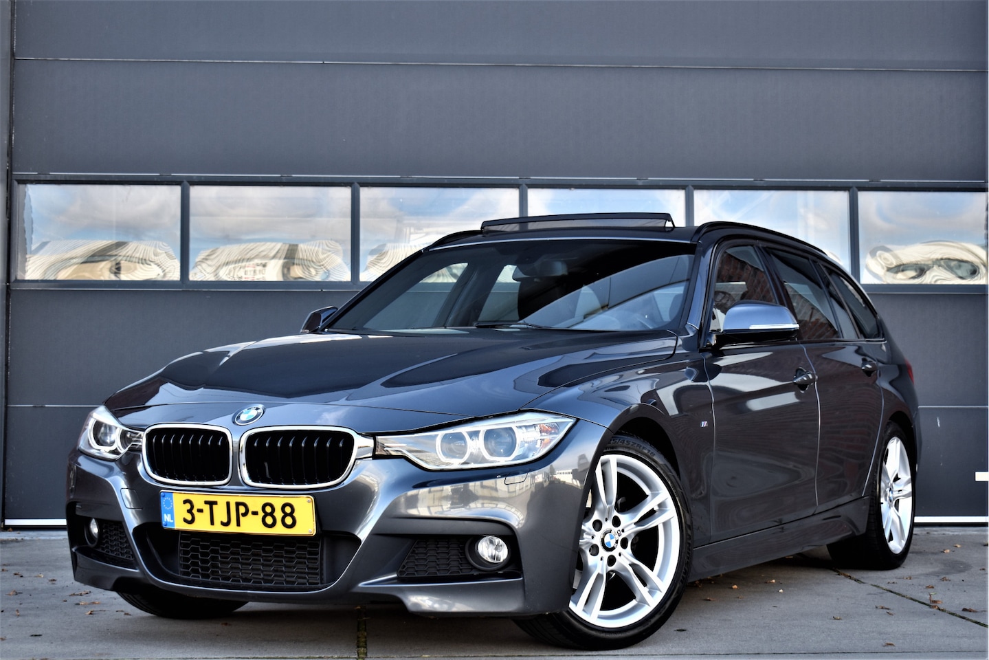 BMW 3-serie Touring - 320i M-pakket Automaat NAP Pano - Leer - Xenon - Cruise - Clima - AutoWereld.nl