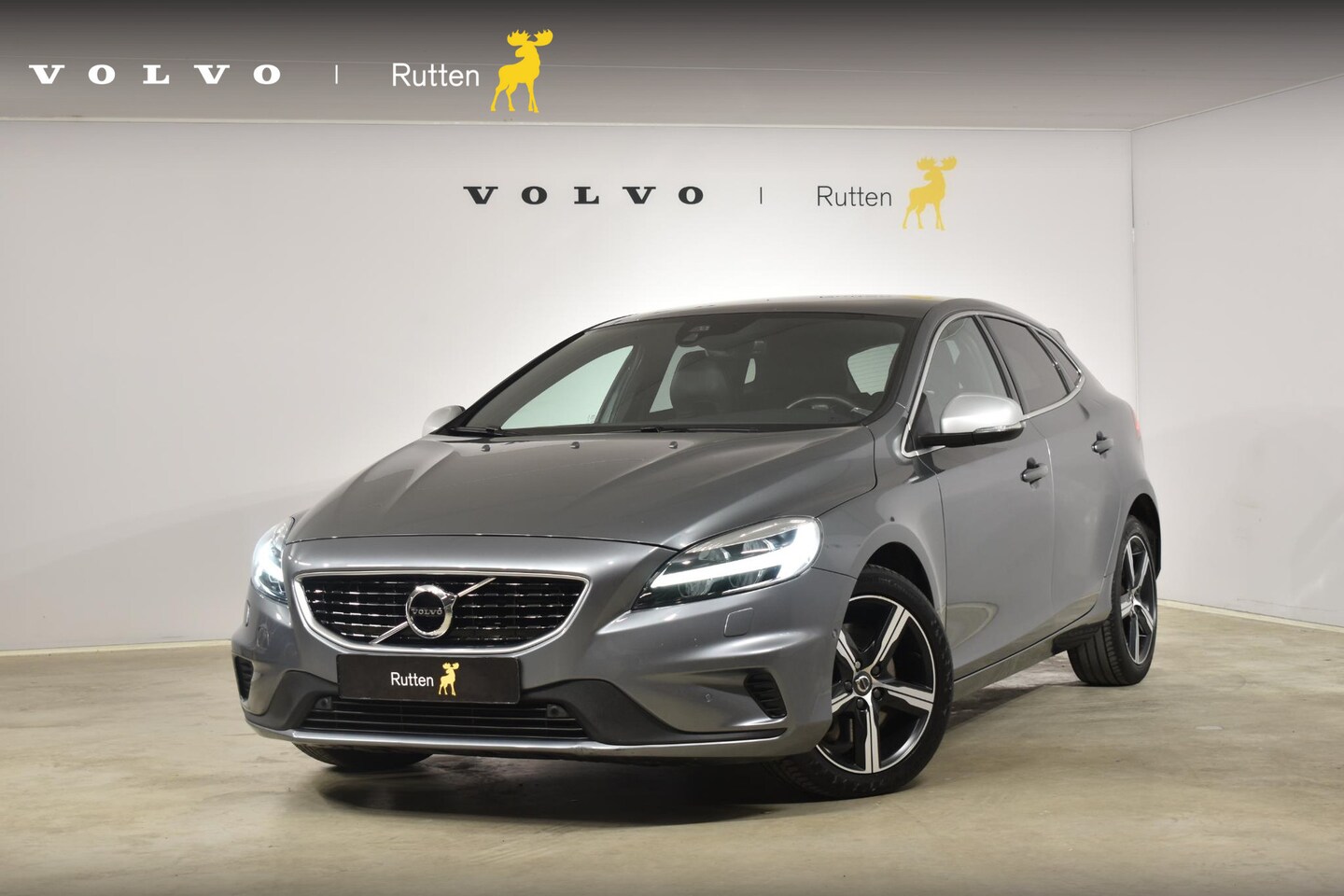 Volvo V40 - T3 152PK Automaat Polar+ Sport / Panoramadak / Leder / Elektrische bestuurderstoel / Camer - AutoWereld.nl