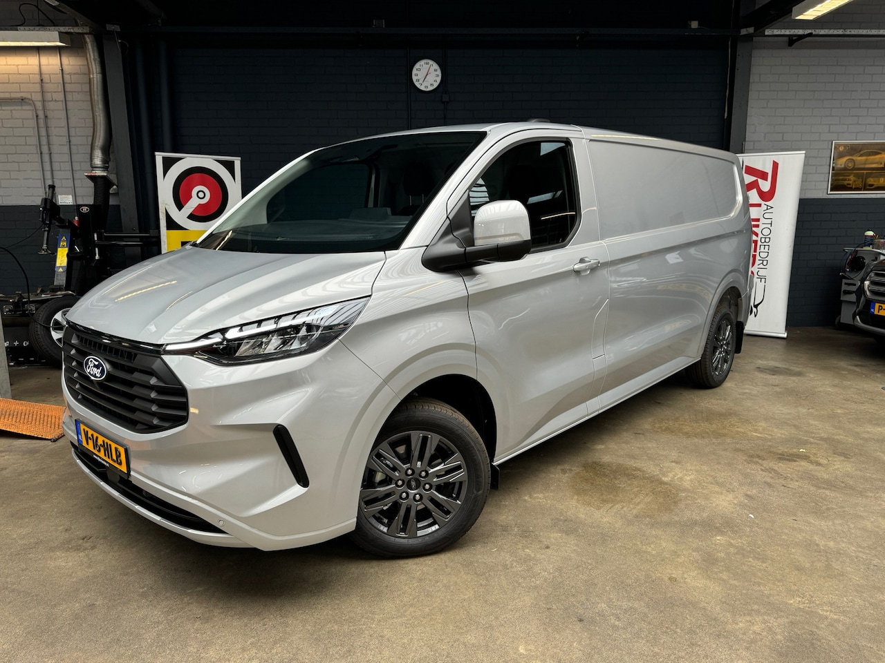 Ford Transit Custom - 320 2.0 TDCI L2H1 Limited 170pk Autom,5jhr of 100dkm garantie,ACC,Blis,Lane Assist,Apple C - AutoWereld.nl