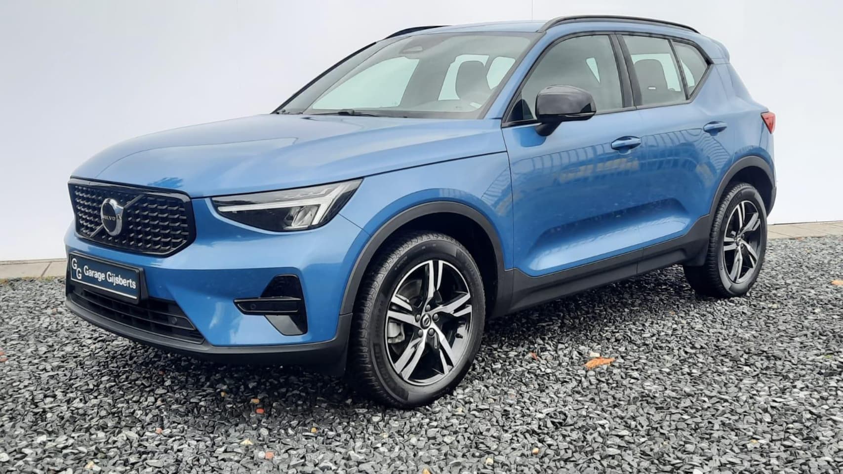 Volvo XC40 - 2.0 B3 Plus Dark Diverse kleuren uit voorraad leverbaar - 18" LM All Season - AutoWereld.nl