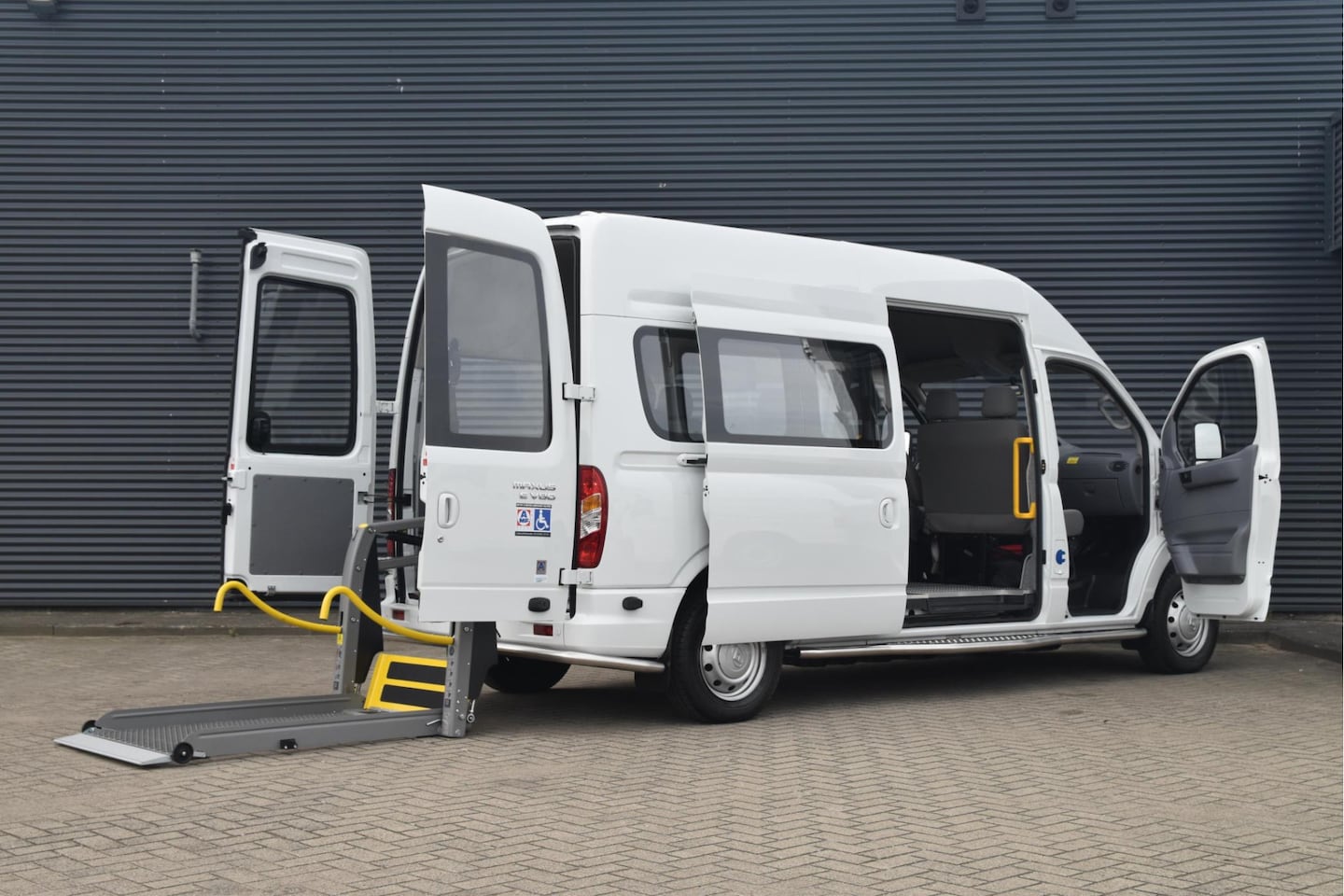 Maxus EV80 - LWB H3 | Rolstoelbus met lift 100% Elektrisch en milieuvriendelijk - AutoWereld.nl