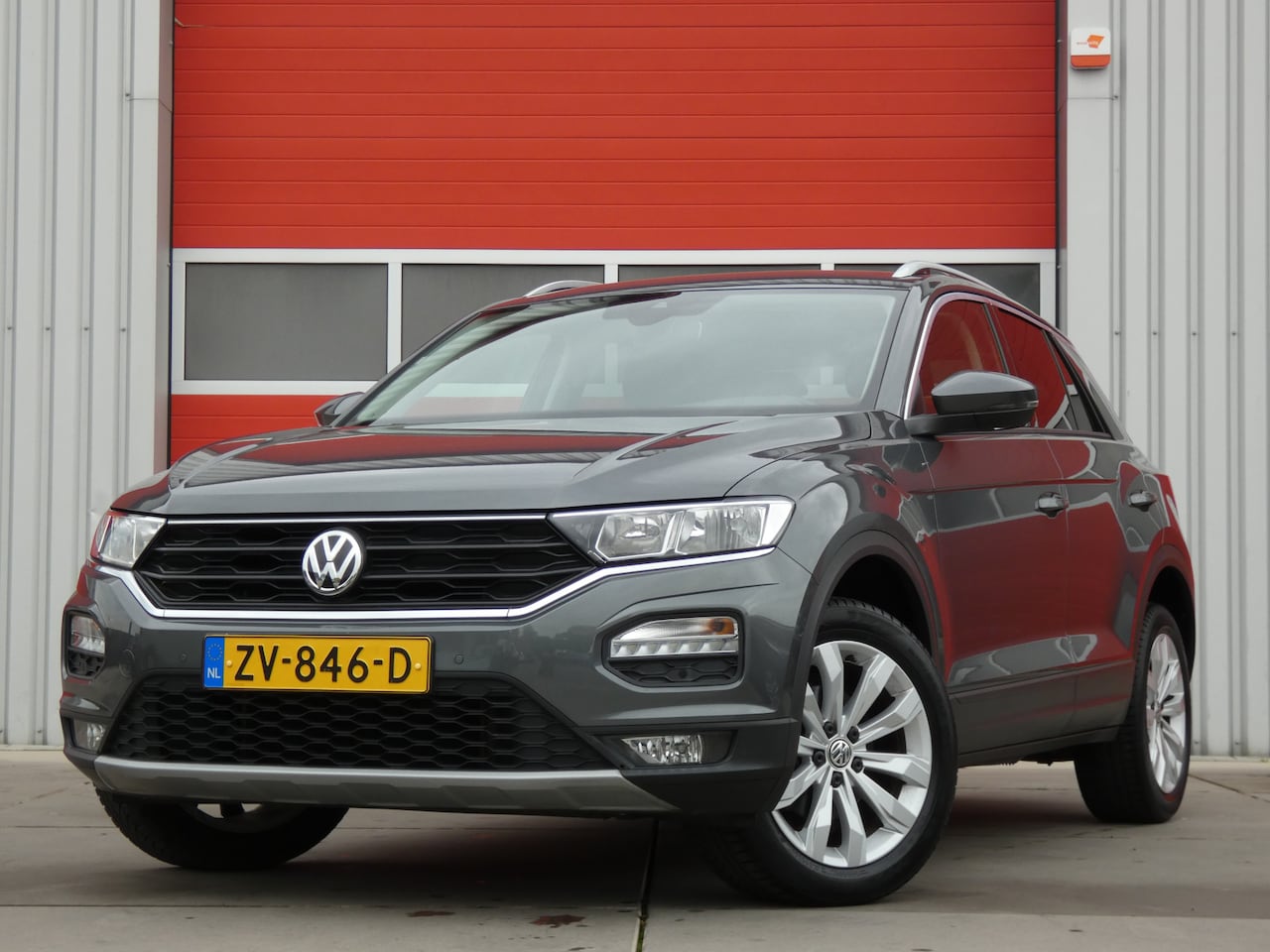 Volkswagen T-Roc - 1.5 TSI Style Business/ lage km/ zeer mooi! - AutoWereld.nl