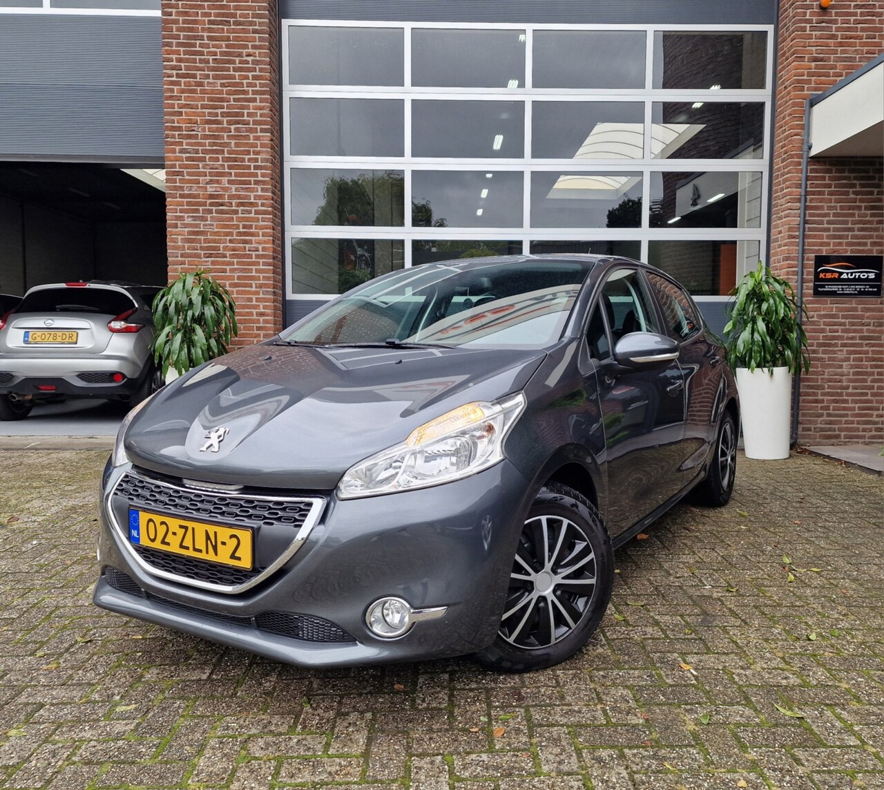 Peugeot 208 - 1.2 VTi Envy|Navi|Trekhaak|Metalic|Cruise|Nap|Apk - AutoWereld.nl