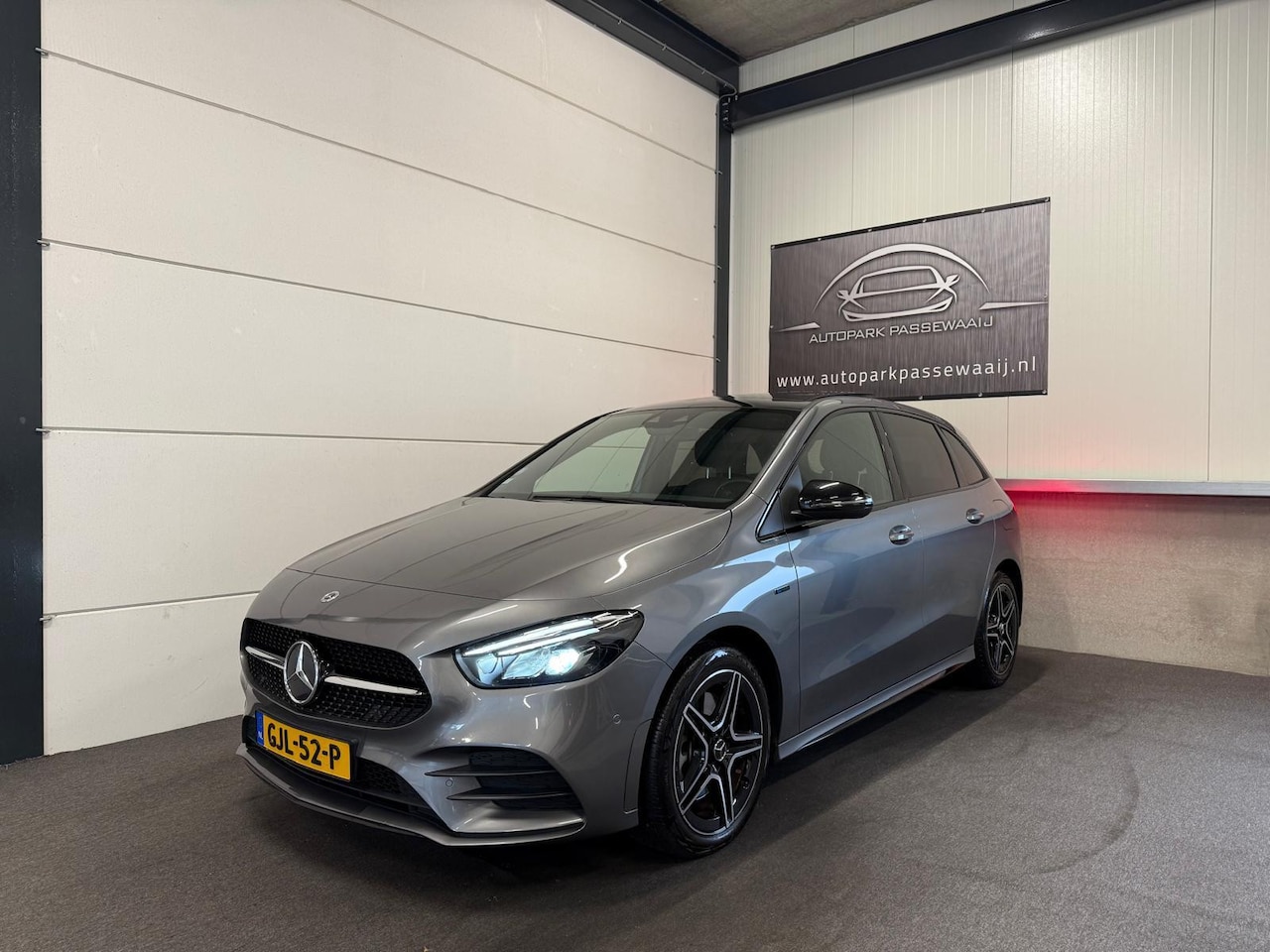 Mercedes-Benz B-klasse - 250e AMG Pano, Virtual Cockpit, Apple CarPlay, Sfeerverlichting, Cruise Control, LED, Trek - AutoWereld.nl