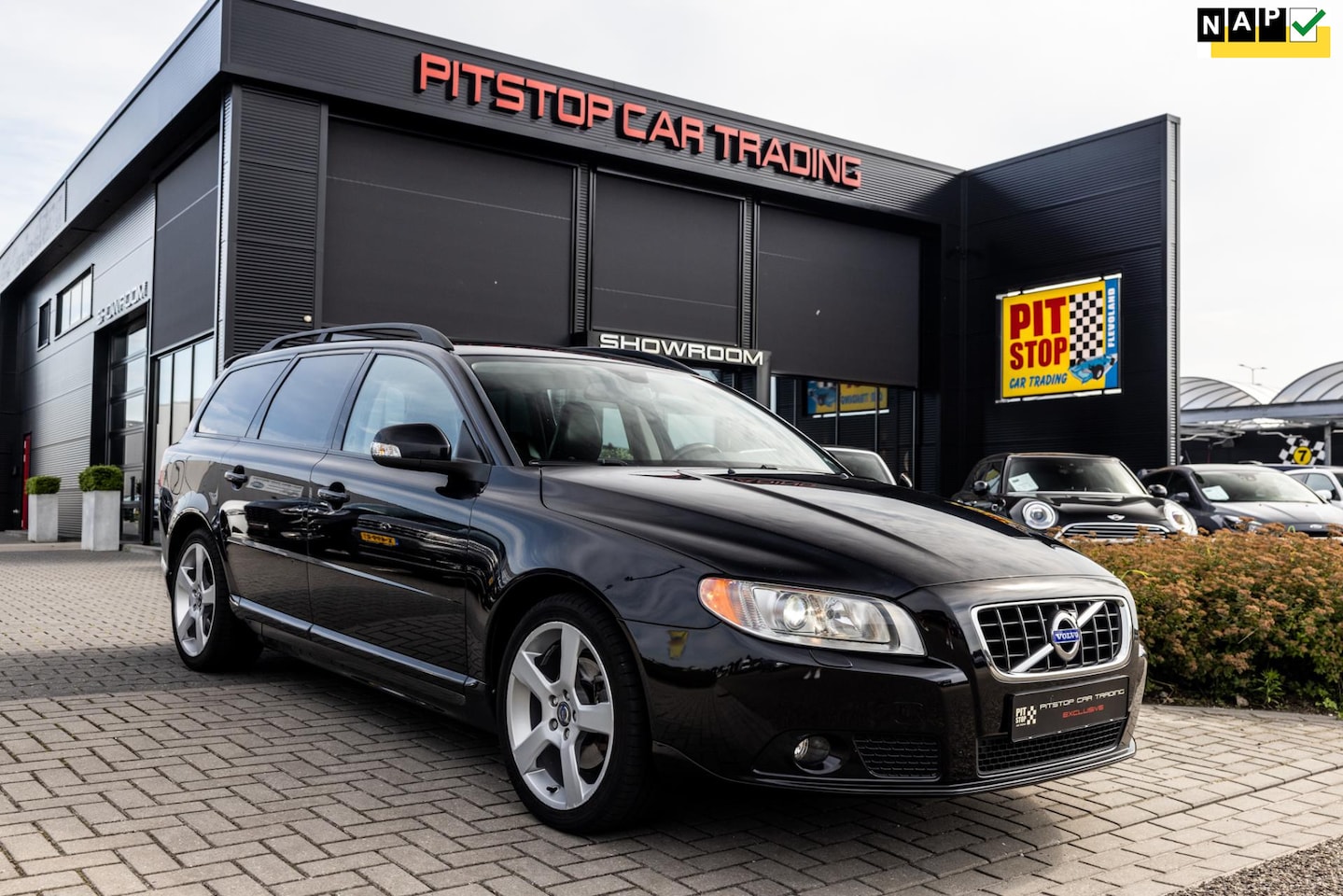 Volvo V70 - T4 R-Design, 180 PK, Xenon, Stoelverwarming, PDC, Weinig km! - AutoWereld.nl