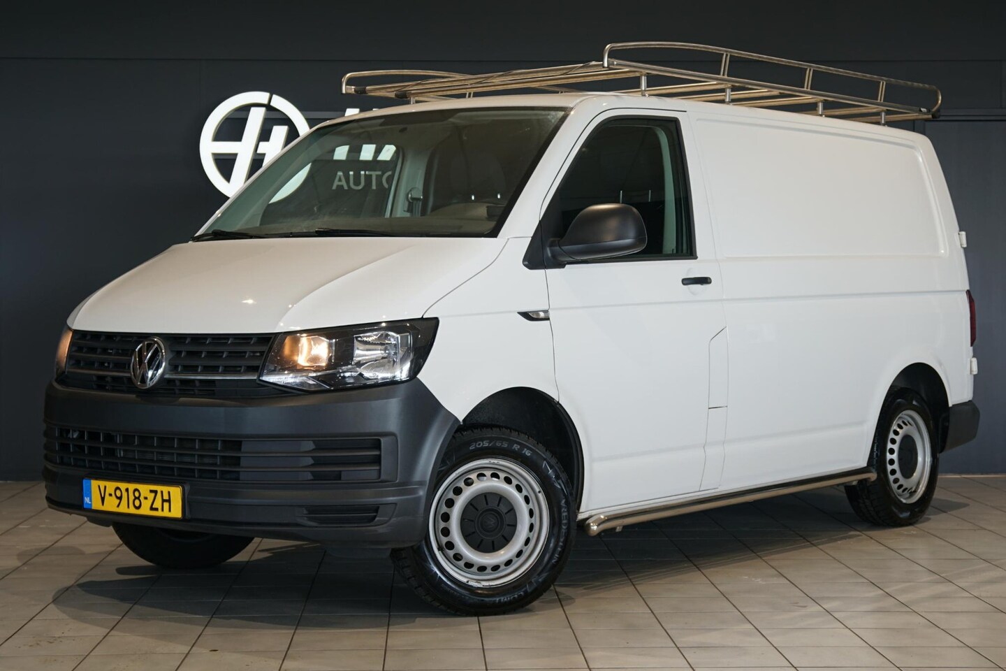 Volkswagen Transporter - 2.0 TDI L1H1 *56397KM* + AIRCO / TREKHAAK / PDC / IMPERIAAL - AutoWereld.nl