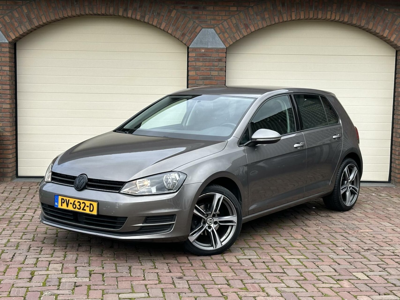 Volkswagen Golf - 1.6 TDI Airco Adaptive cruise Navi 18" LMV 150pk - AutoWereld.nl