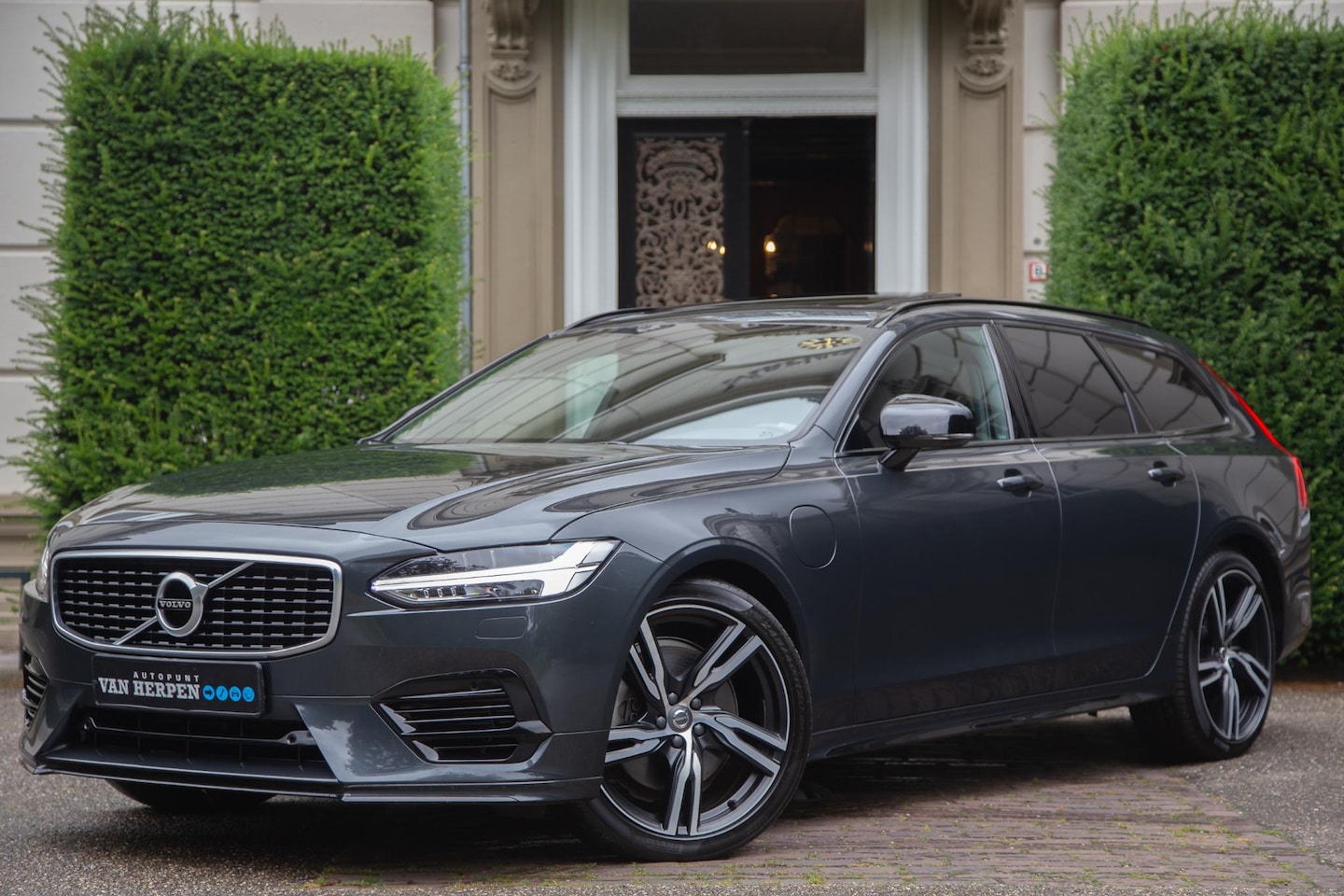 Volvo V90 - 2.0 T8 AWD R-Design Pano | HUD | Camera | Pilot Pack | Nieuwstaat - AutoWereld.nl