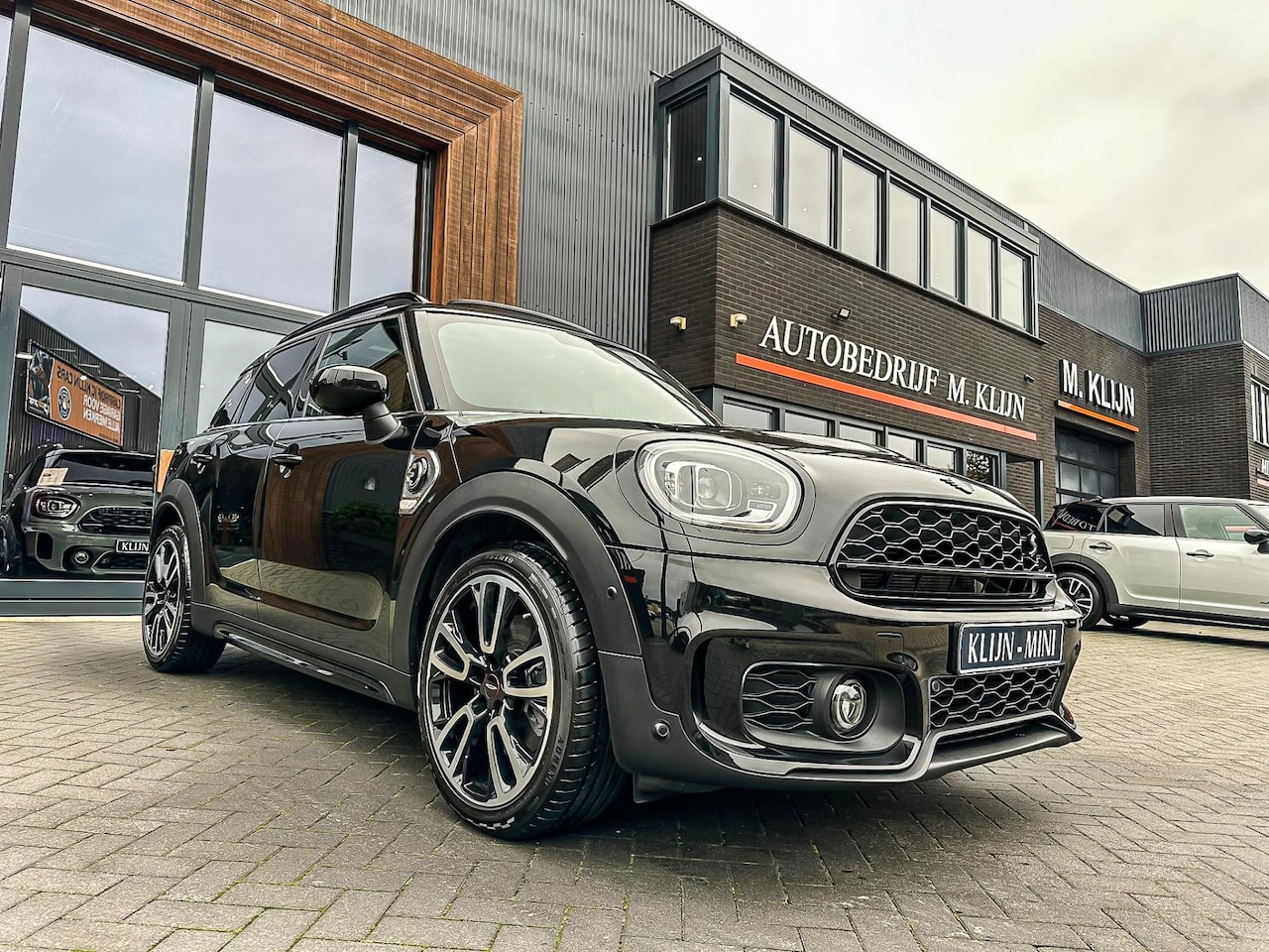 MINI Countryman - Mini 2.0 Cooper S E ALL4 John Cooper Works 220pk/camera/pano/19"/head up/btw - AutoWereld.nl