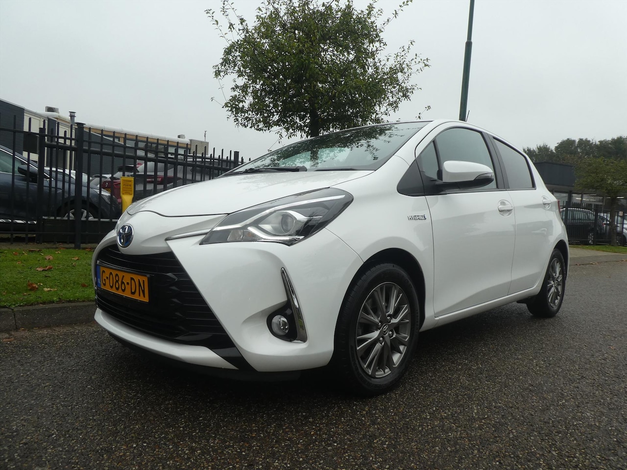 Toyota Yaris - 1.5 Hybrid 100pk CVT Dynamic Navigatie Parkeer Camera Multi Media - AutoWereld.nl