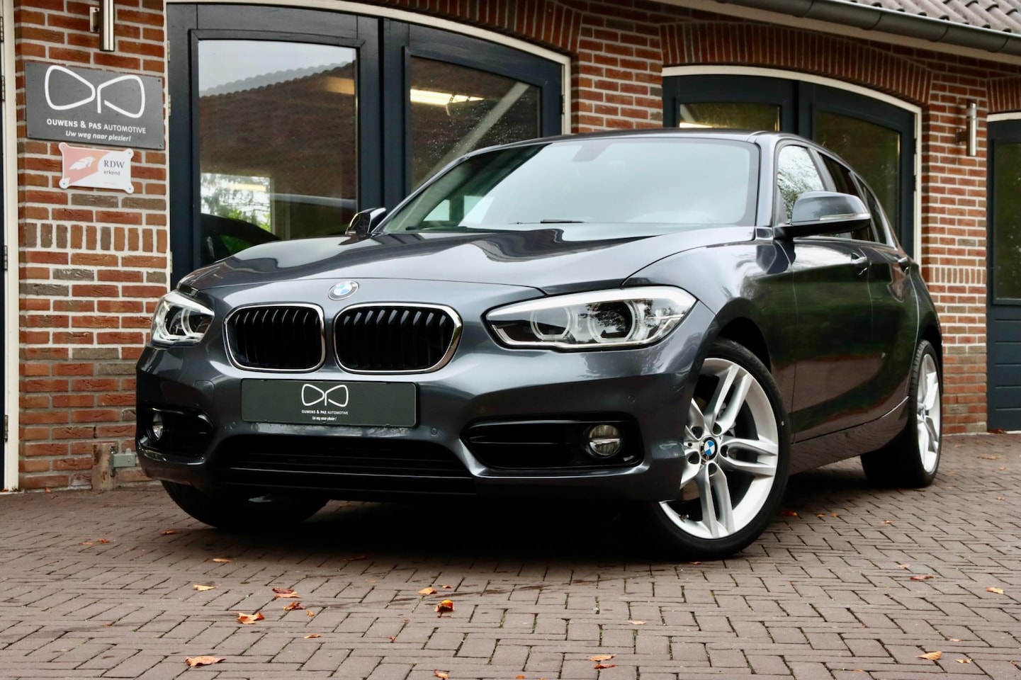 BMW 1-serie - 120i Executive Sport Line | NAVIGATIE | AUTOMAAT | LED | M-VELGEN | CRUISE - AutoWereld.nl