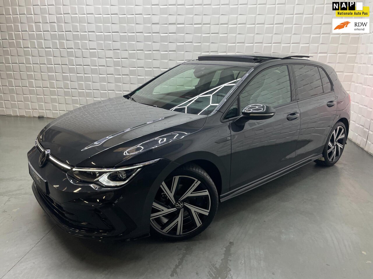 Volkswagen Golf - 1.5 eTSI 2x R LINE PANO ACC SFEER IQ CAMERA - AutoWereld.nl