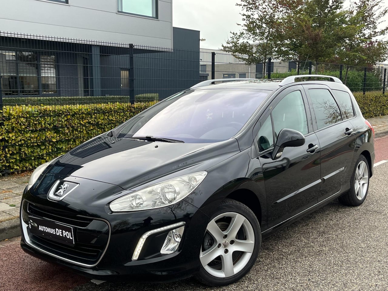 Peugeot 308 SW - 1.6 VTi Sportium Panoramadak Trekhaak Cruise-control - AutoWereld.nl