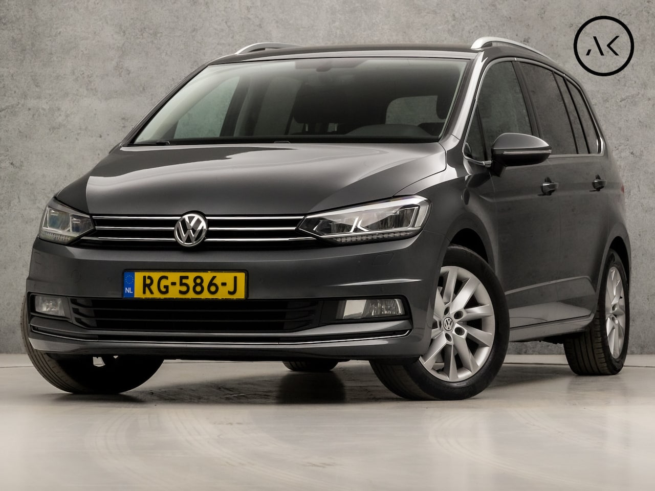 Volkswagen Touran - 1.4 TSI Highline R 7 Persoons 150Pk Automaat (NAVIGATIE, CLIMATE, STOELVERWARMING, ALCANTA - AutoWereld.nl